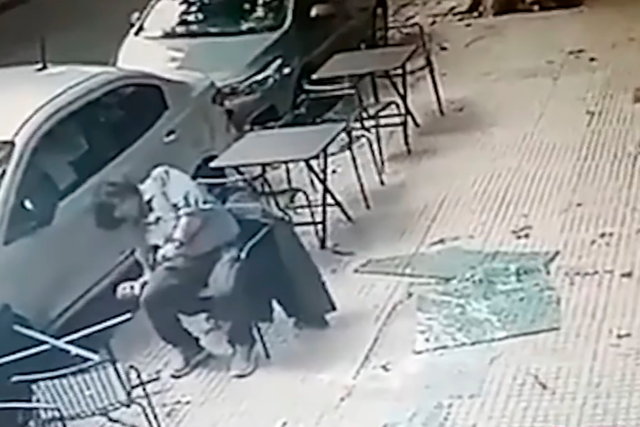 FOTO CAPTURA VIDEO
hombre cayo vidrio