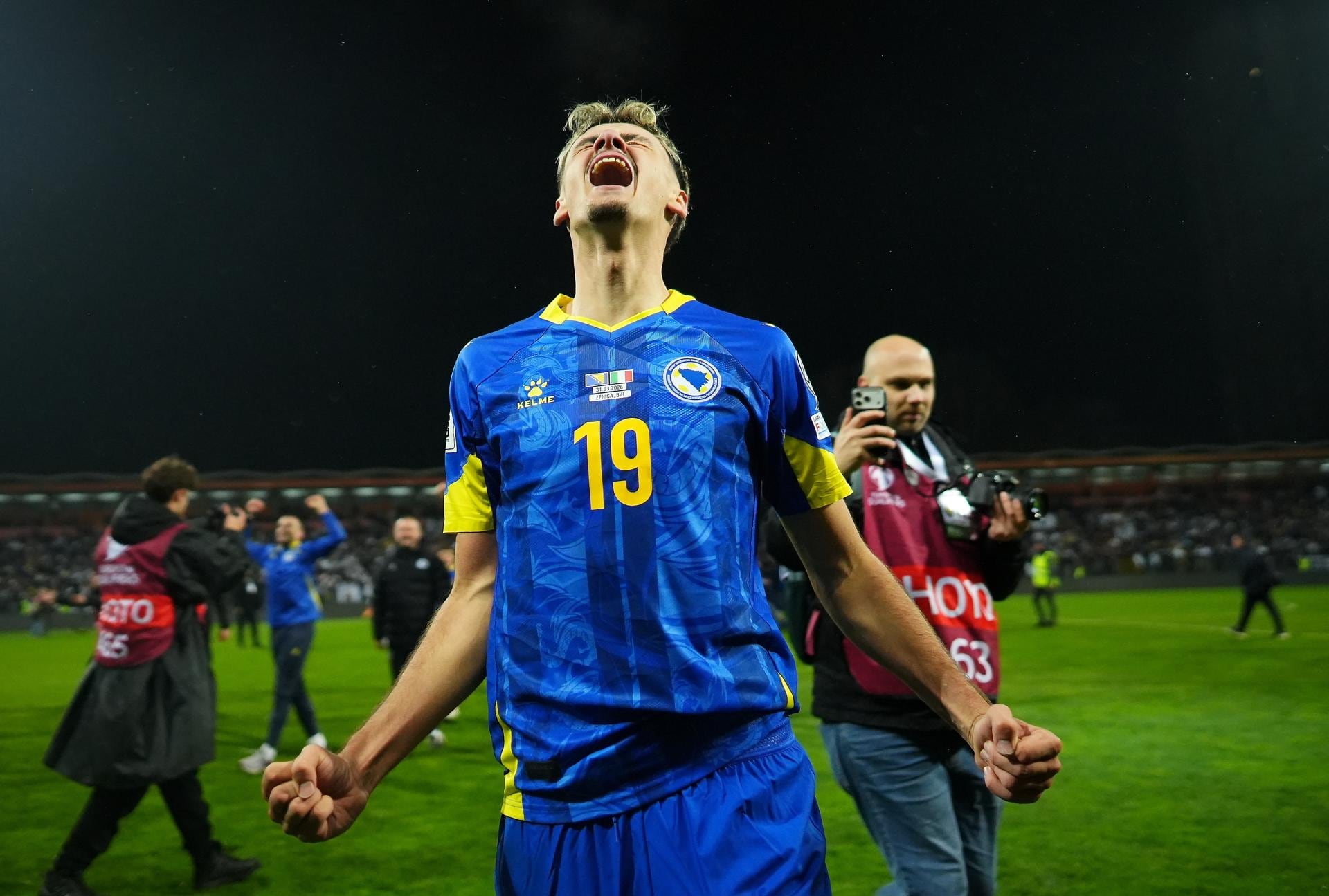 Zenica (Bosnia and Herzegovina), 01/04/2026.- Kerim Alajbegovic of Bosnia and Herzegovina celebrates after the team won the penalty shoout-out in the FIFA World Cup 2026 European playoff match between Bosnia and Herzegovina and Italy