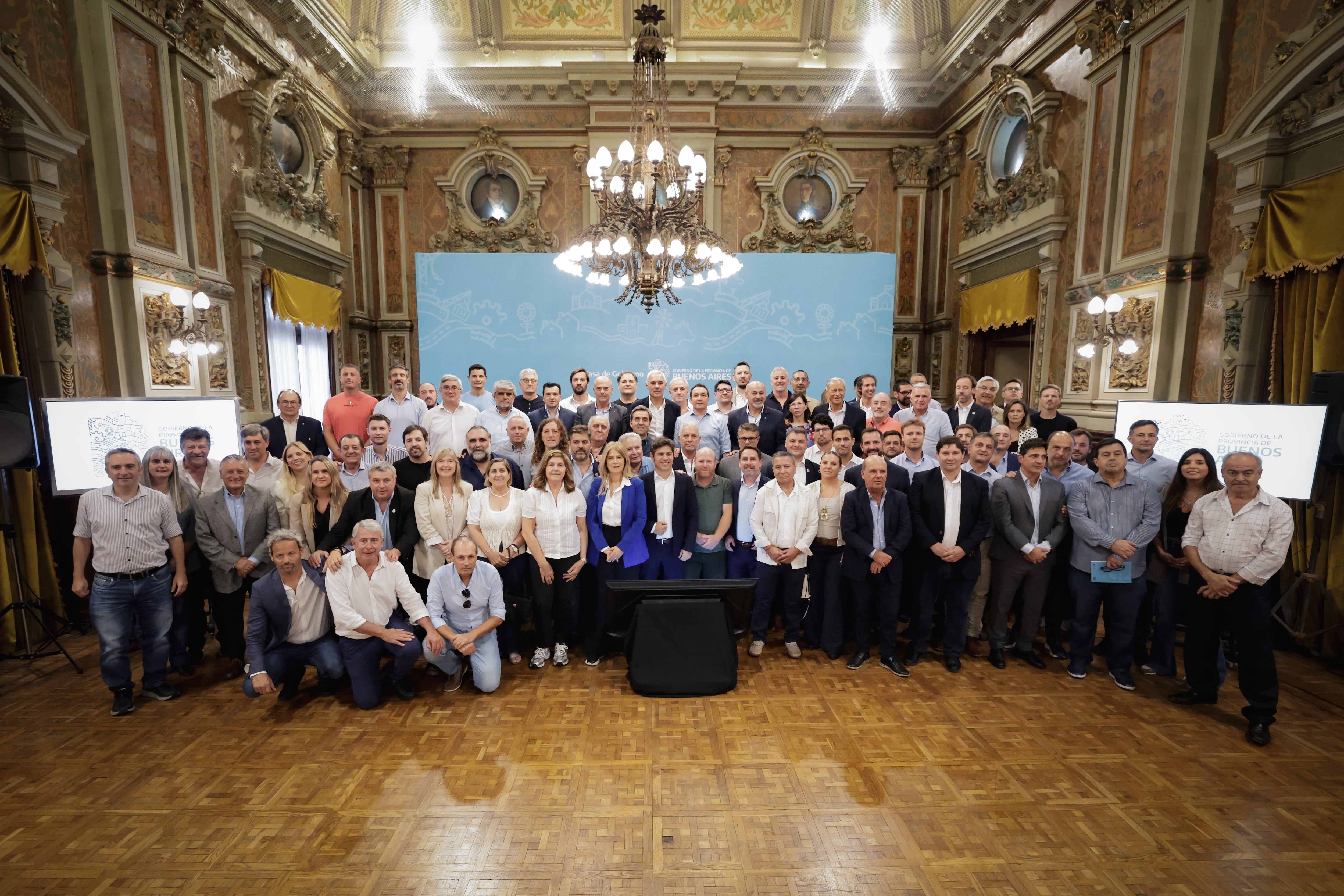 Reunión Kicillof con intendentes en el Salón Dorado de La Plata