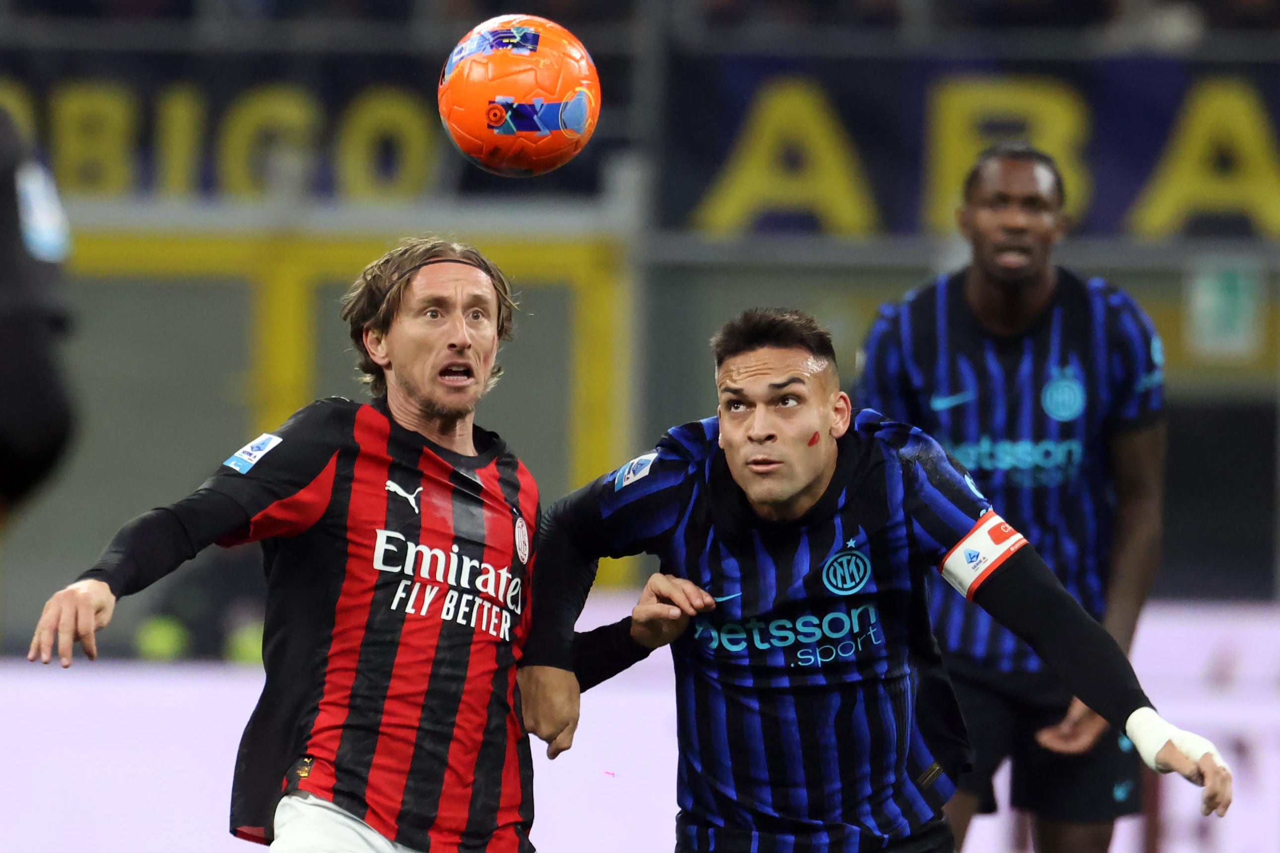 MILAN (Italy), 23/11/2025.- Milan's Luka Modric (L) challenges for the ball with Inter’s Lautaro Martinez during the Italian Serie A soccer match between Inter and Milan at Giuseppe Meazza stadium in Milan, Italy, 23 November 2025. (Italia) EFE/EPA/MATTEO BAZZI