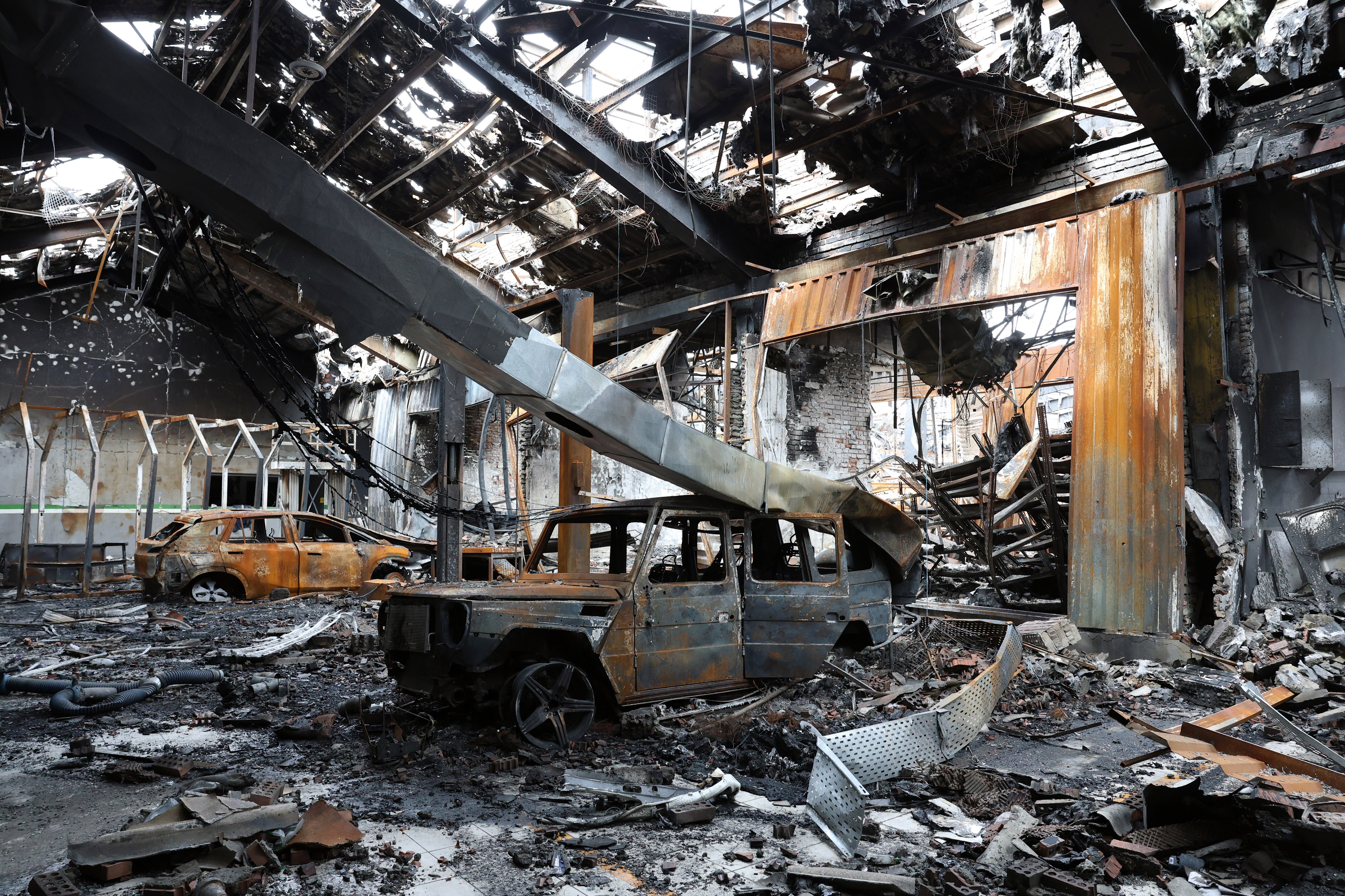 TEHRAN (Iran (Islamic Republic Of)), 28/03/2026.- Wreckage of vehicles at an auto service centre in Tehran, Iran, 28 March 2026. A joint Israeli and US military operation continues to target multiple locations across Iran since the early hours of 28 February 2026. (Teherán) EFE/EPA/ABEDIN TAHERKENAREH