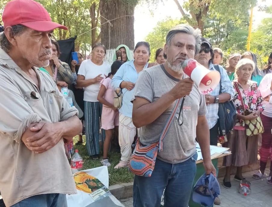 El conflicto es con un empresario que pretende alambrar parte del territorio,