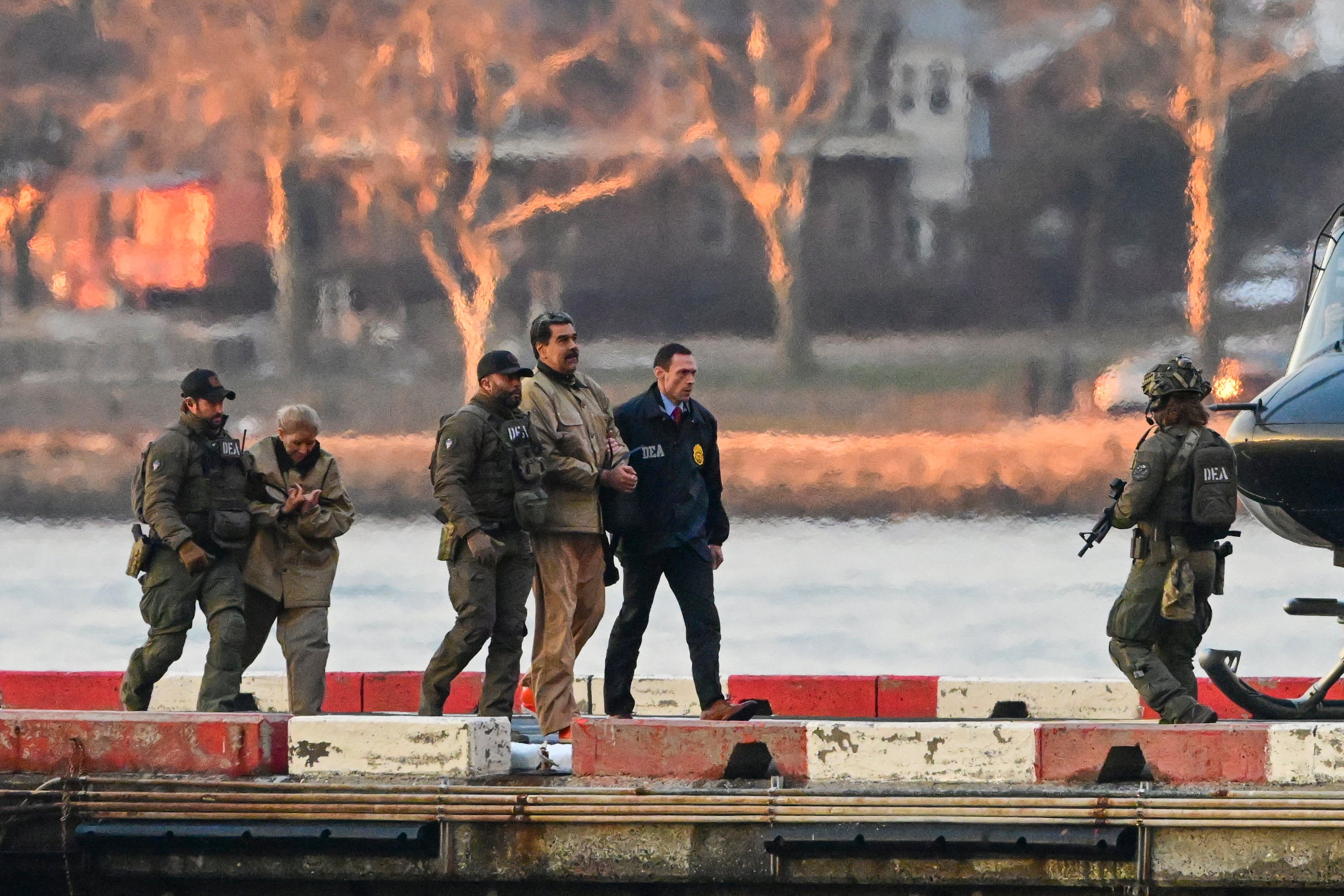 NEW YORK (United States), 05/01/2026.- Captured Venezuelan President Nicolas Maduro and his wife, Cilia Flores, arrive at the Wall Street Heliport during their transport to the federal courthouse for their arraignment in New York, New York, USA, 05 January 2026. (Nueva York) EFE/EPA/Stringer