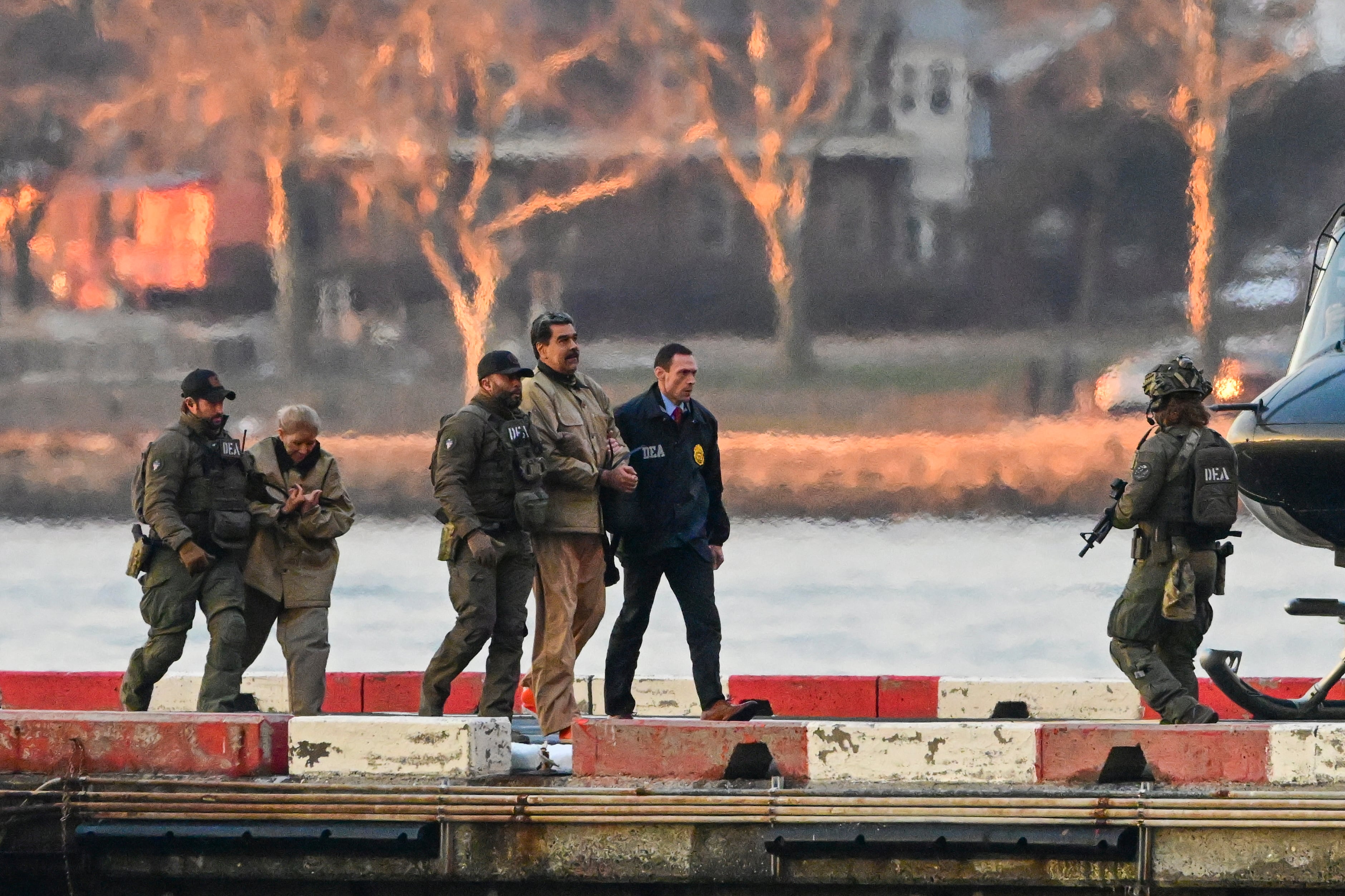NEW YORK (United States), 05/01/2026.- Captured Venezuelan President Nicolas Maduro and his wife, Cilia Flores, arrive at the Wall Street Heliport during their transport to the federal courthouse for their arraignment in New York, New York, USA, 05 January 2026. (Nueva York) EFE/EPA/Stringer