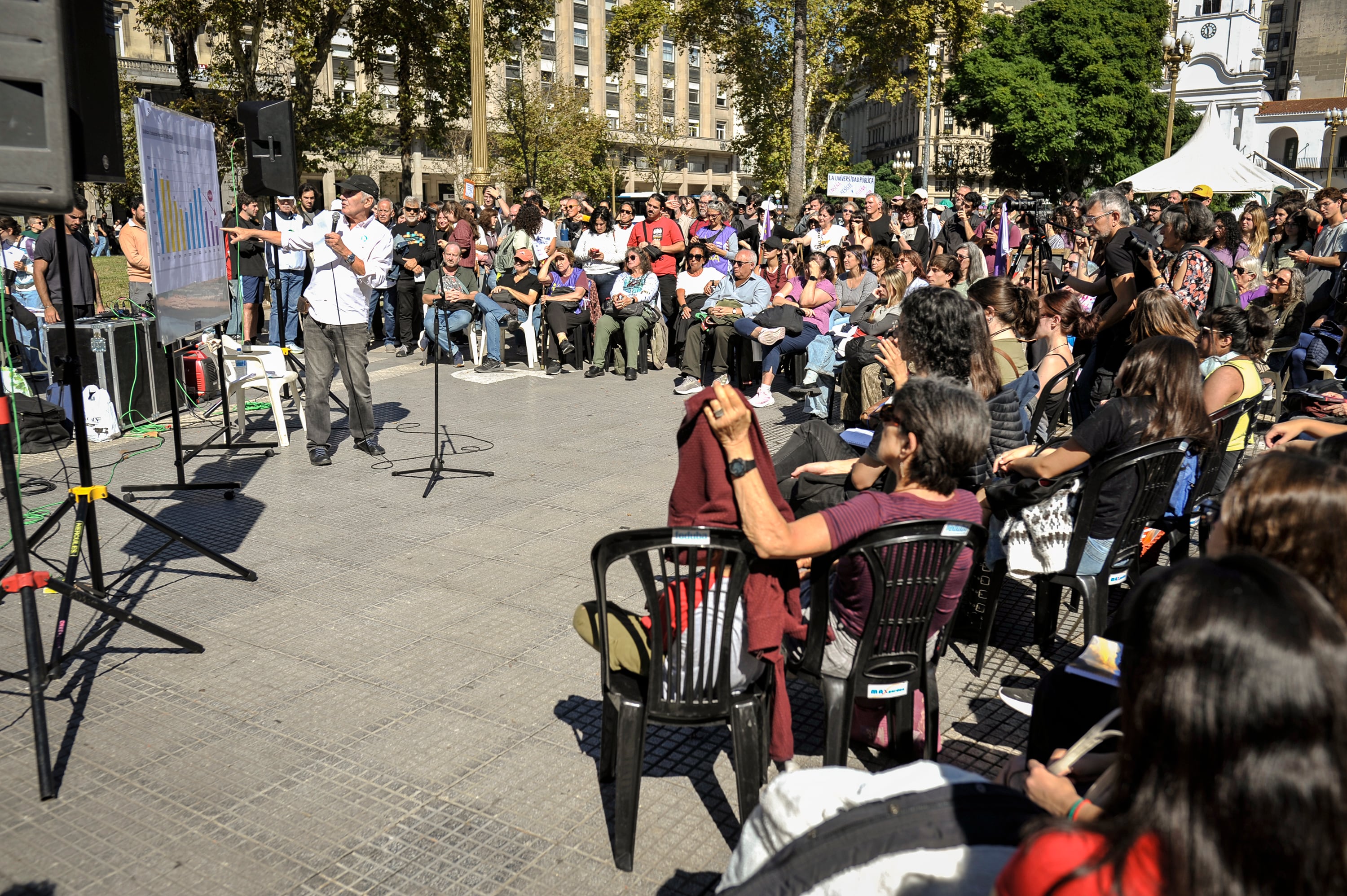 Clase pùblica de Alberto Kornblihtt en plaza de Mayo