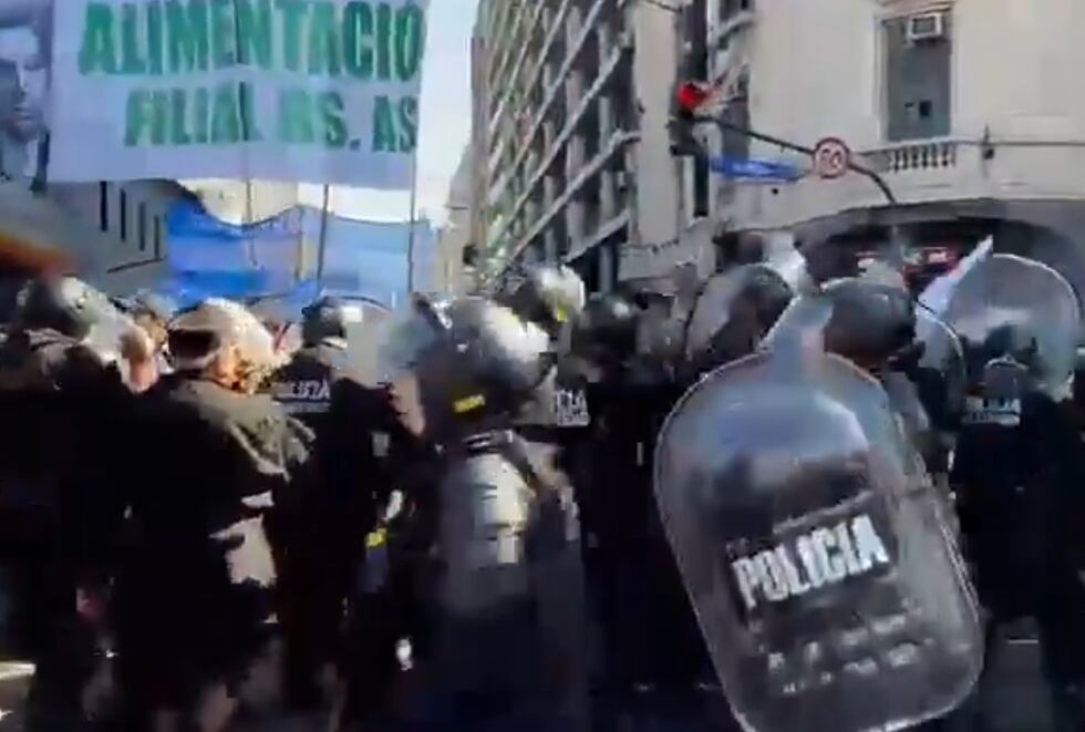 El Gobierno aplicó el protocolo antipiquete ante la masiva marcha de la ...