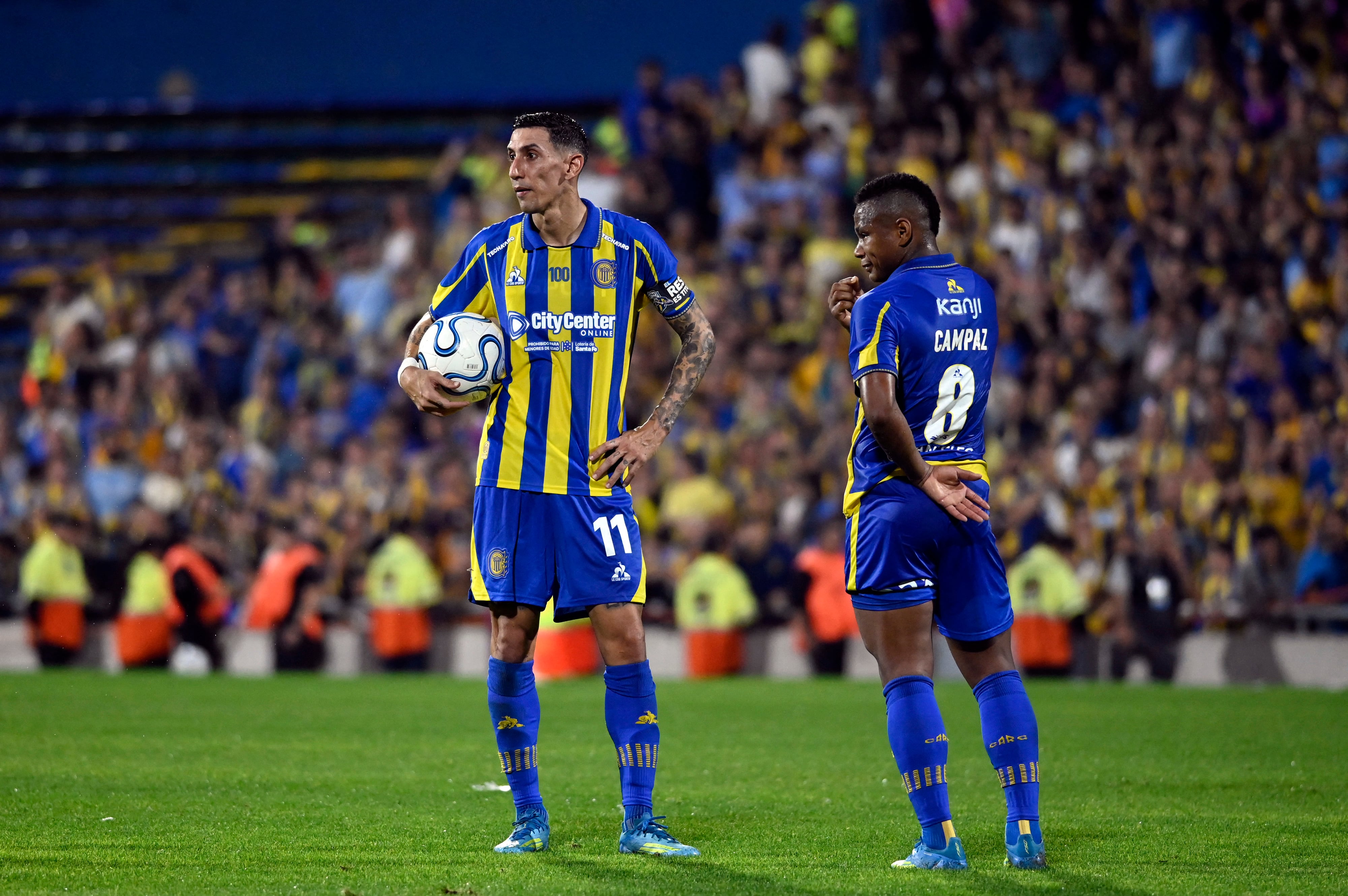El delantero #11 de Rosario Central, Angel di Maria, sostiene el balón junto al centrocampista colombiano de Rosario Central, Jaminton Campaz, durante el partido de fútbol de la fase de grupos de la Copa Libertadores entre el argentino Rosario Central y la Libertad de Paraguay en el estadio Gigante de Arroyito en Rosario, provincia de Santa Fe, Argentina, el 5 de mayo de 2026.