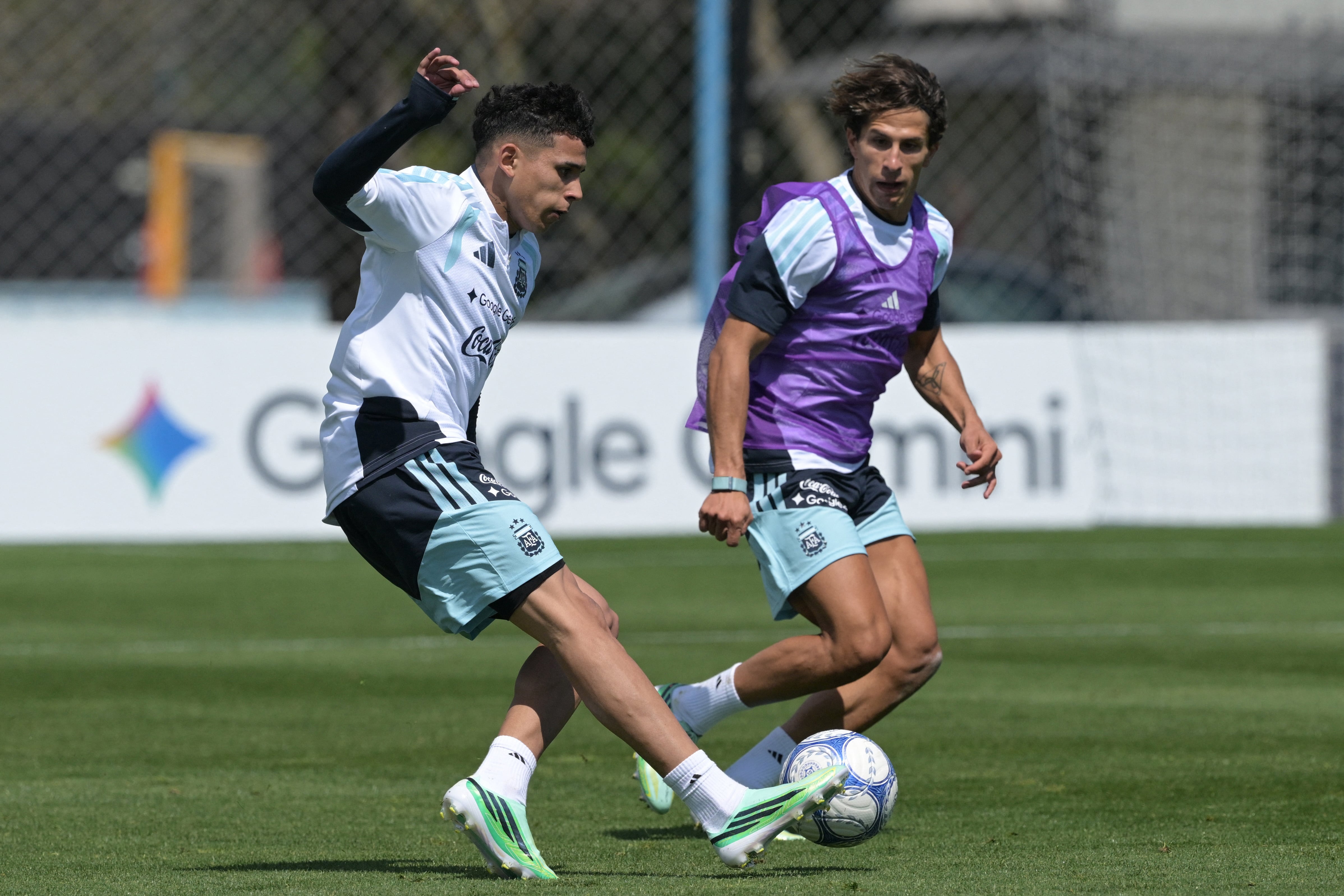 Argentina's midfielder Leonel Flores (L) passes the ball next to midfielder Giuliano Simeone during a training session at the Argentine Football Association (AFA) training camp in Ezeiza, Buenos Aires Province, on September 24, 2026, ahead of the friendly matches against Bolivia, Burkina Faso, and Benin. (Photo by JUAN MABROMATA / AFP)