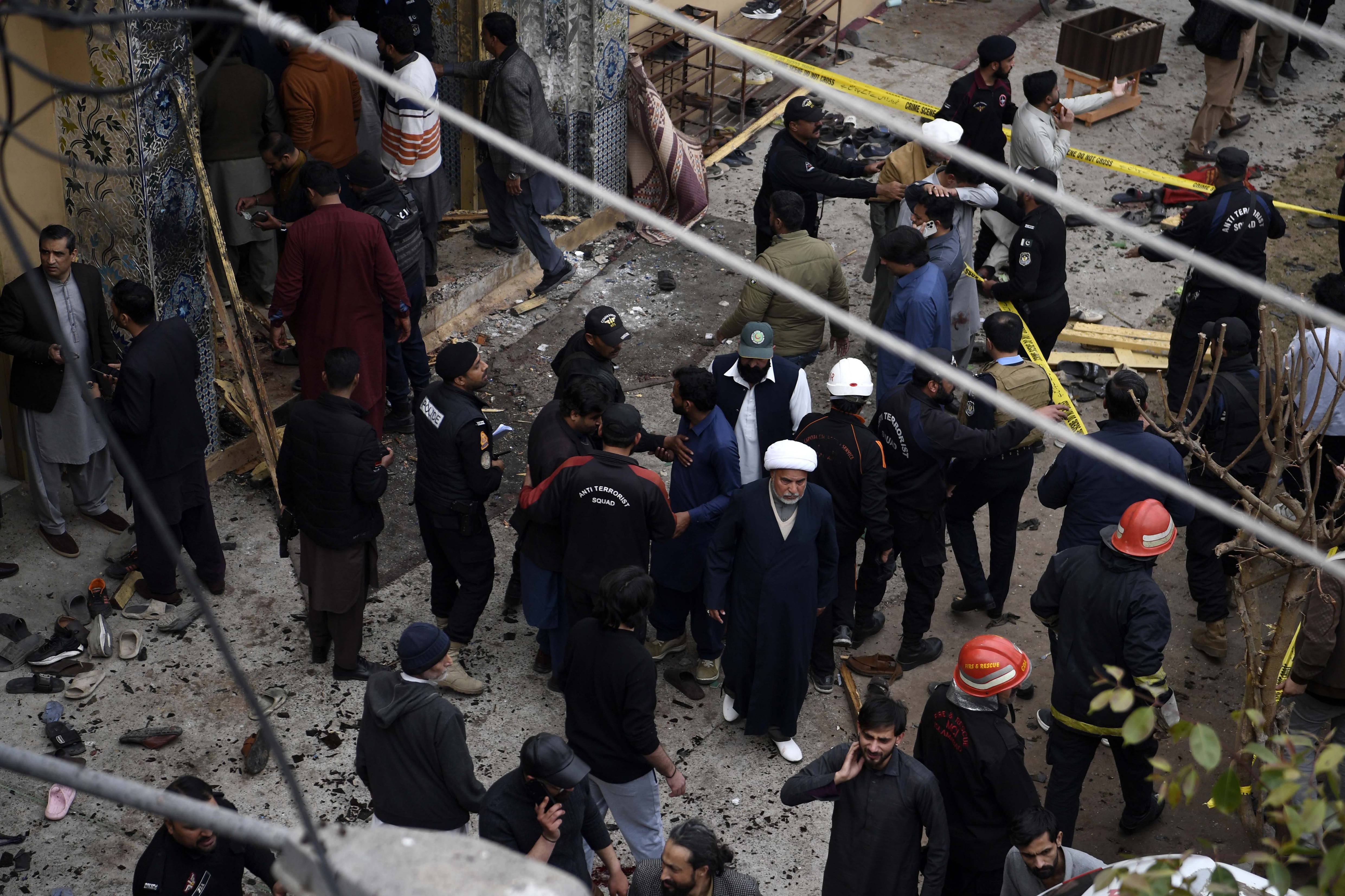 ISLAMABAD (Pakistan), 06/02/2026.- Pakistani security officials inspect the aftermath of a suicide bomb blast at a Shiite Muslim mosque in Islamabad, Pakistan, 06 February 2026. At least 31 people were killed and a larger number of others injured when a bomb exploded during Friday prayers at the Shiite Muslim mosque in Islamabad, police said. EFE/EPA/SOHAIL SHAHZAD