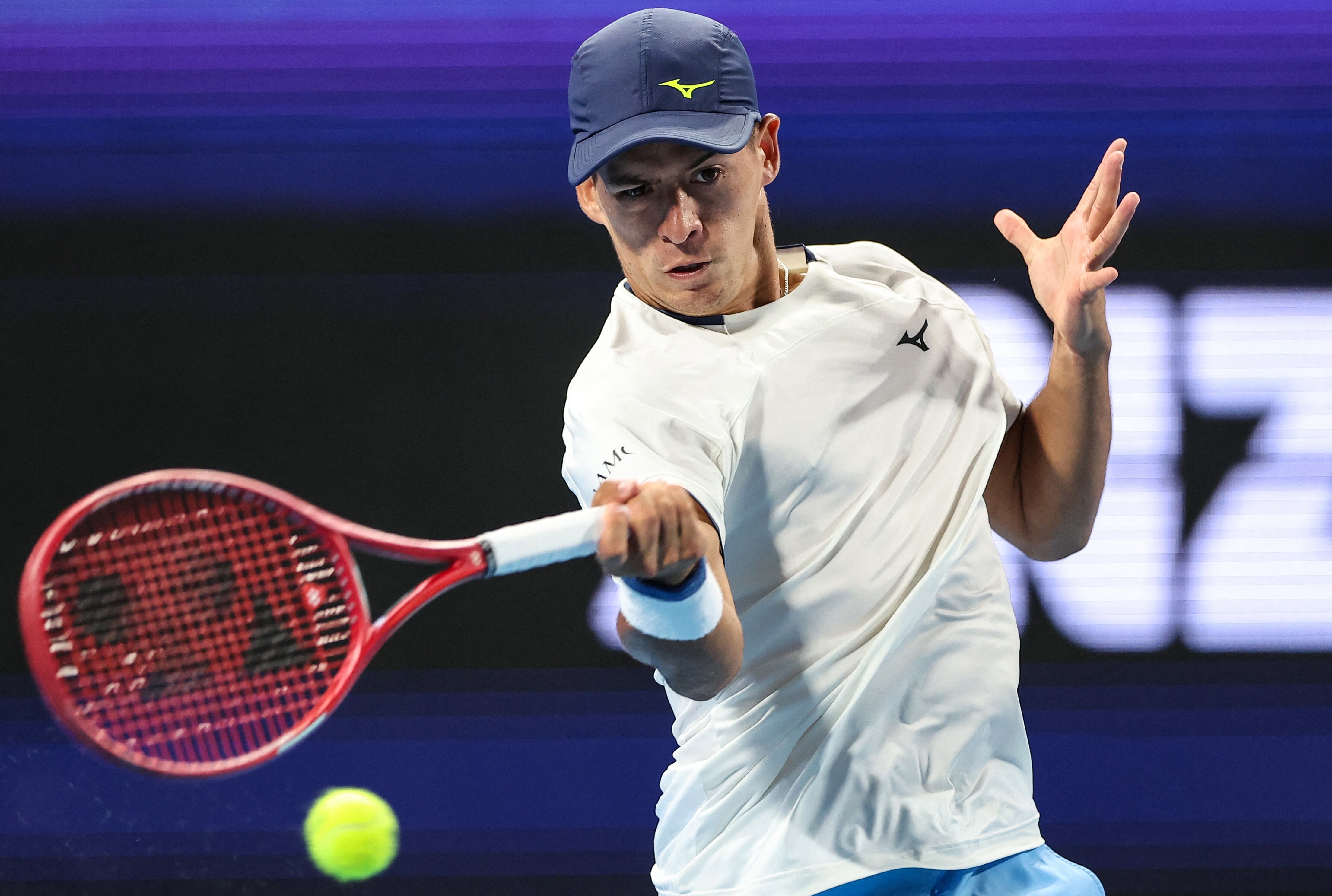 Argentina's Sebastian Baez hits a return to Switzerland's Stan Wawrinka during their men’s singles match at the United Cup tennis tournament in Perth on January 7, 2026. (Photo by Antony DICKSON / AFP) / -- IMAGE RESTRICTED TO EDITORIAL USE - STRICTLY NO COMMERCIAL USE --