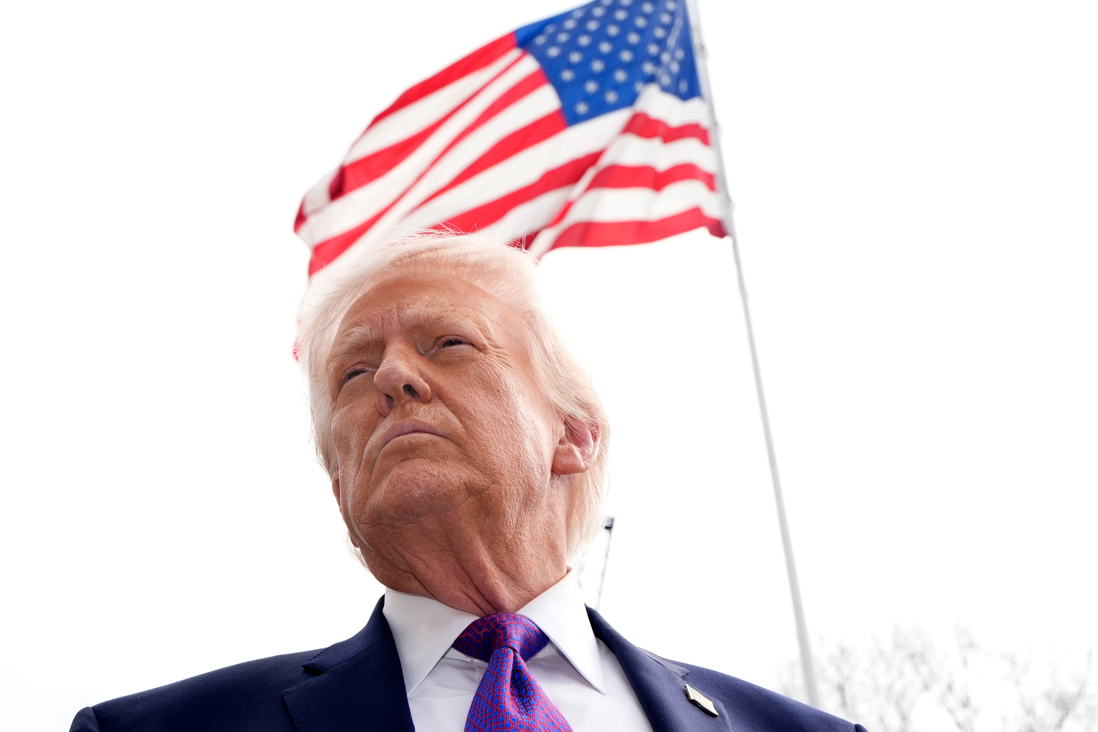 Washington (United States), 11/03/2026.- US President Donald Trump speaks to the media on the South Lawn of the White House in Washington, DC, USA, 11 March 2026, before boarding Marine One helicopter en route to Hebron, Kentucky. EFE/EPA/YURI GRIPAS / POOL