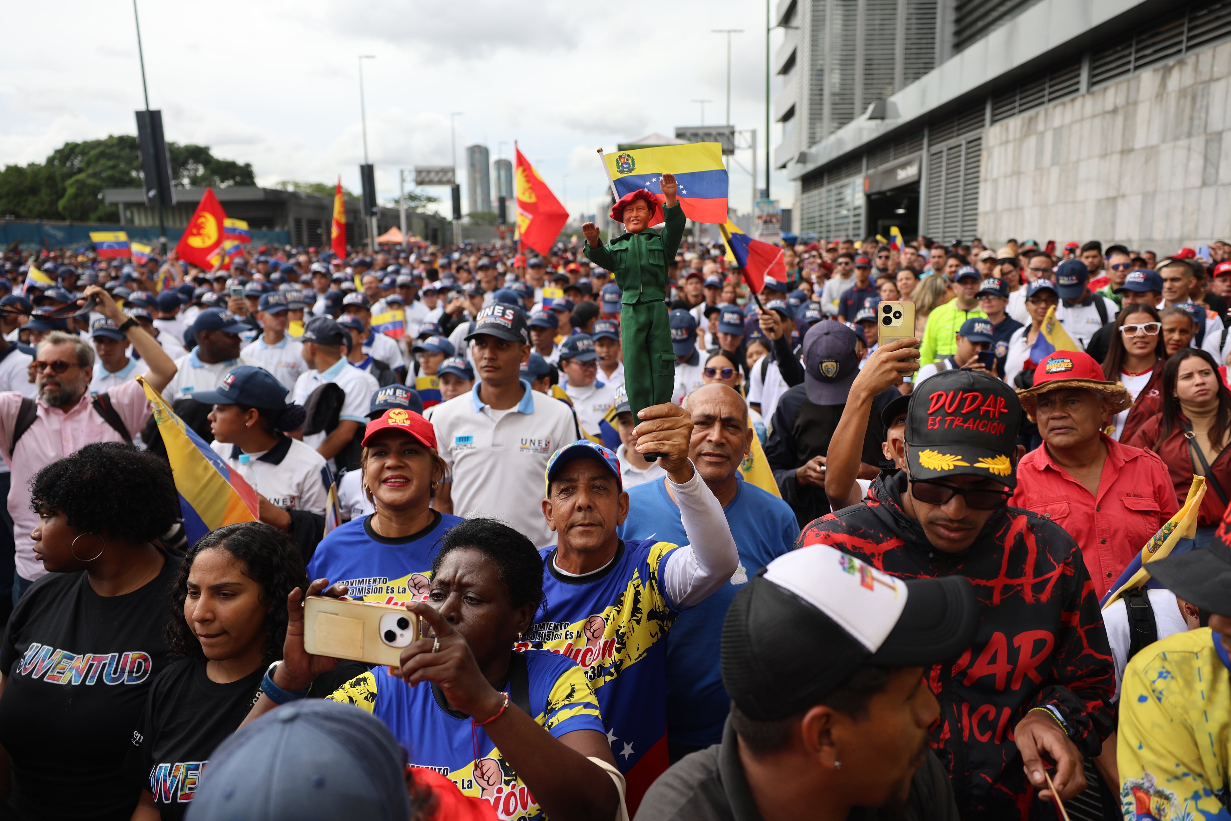 AME2568. CARACAS (VENEZUELA), 25/11/2025.- Un simpatizante del Gobierno del presidente de Venezuela, Nicolás Maduro, sostiene un muñeco del fallecido presidente de Venezuela Hugo Chávez este martes, en la Gran Marcha Bicentenario de la Espada del Perú en Caracas (Venezuela). EFE/ Miguel Gutiérrez