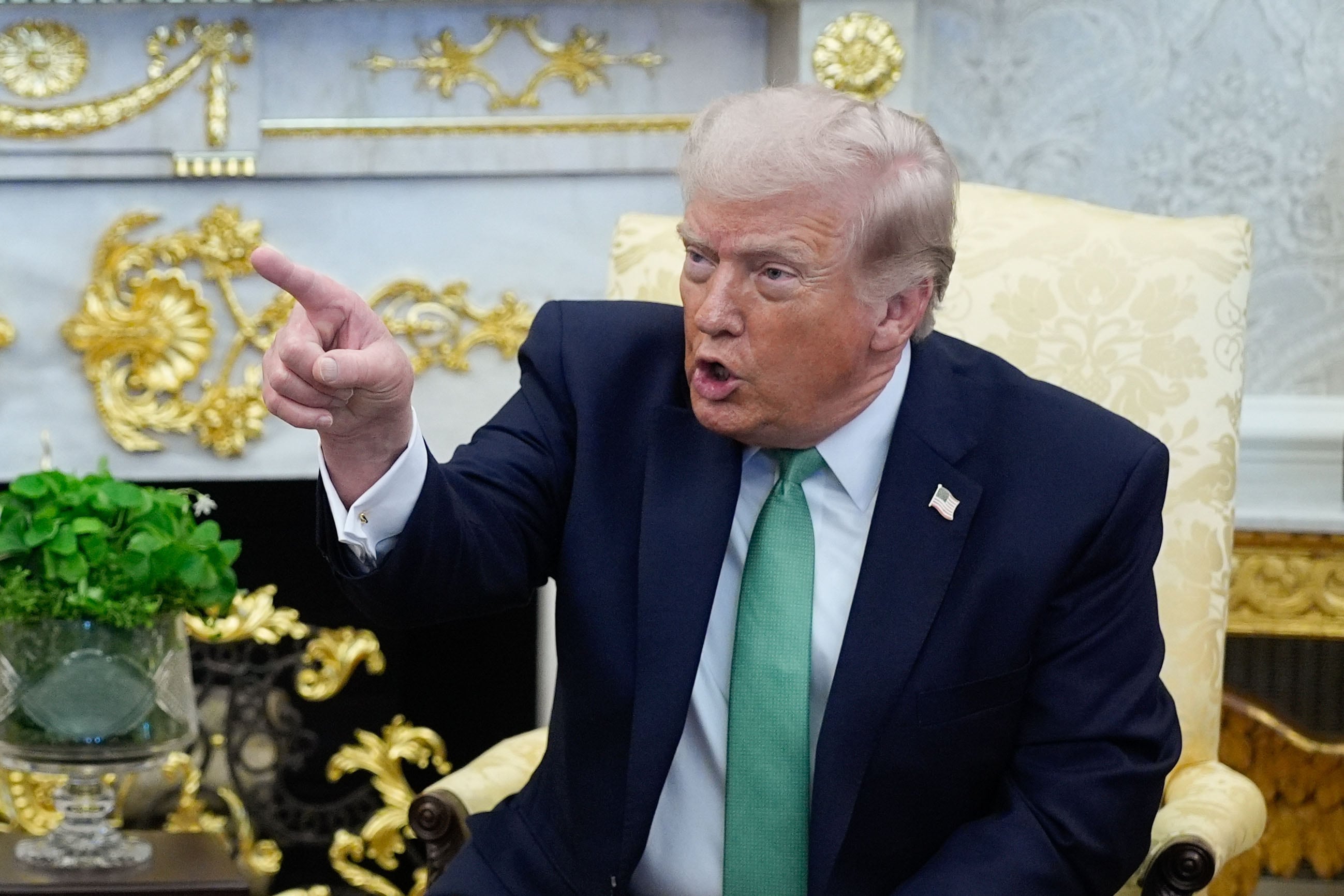 Washington (United States), 17/03/2026.- US President Donald Trump gestures during his meeting with Taoiseach of Ireland Micheal Martin, in the Oval Office of the White House in Washington, DC, USA, 17 March 2026. (Irlanda) EFE/EPA/YURI GRIPAS / POOL