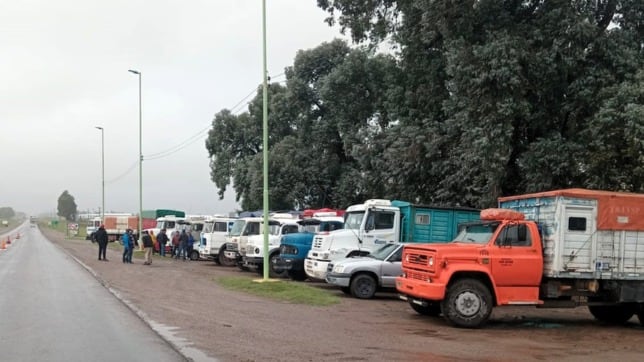 Transportistas bonaerenses protestan a la vera de la ruta