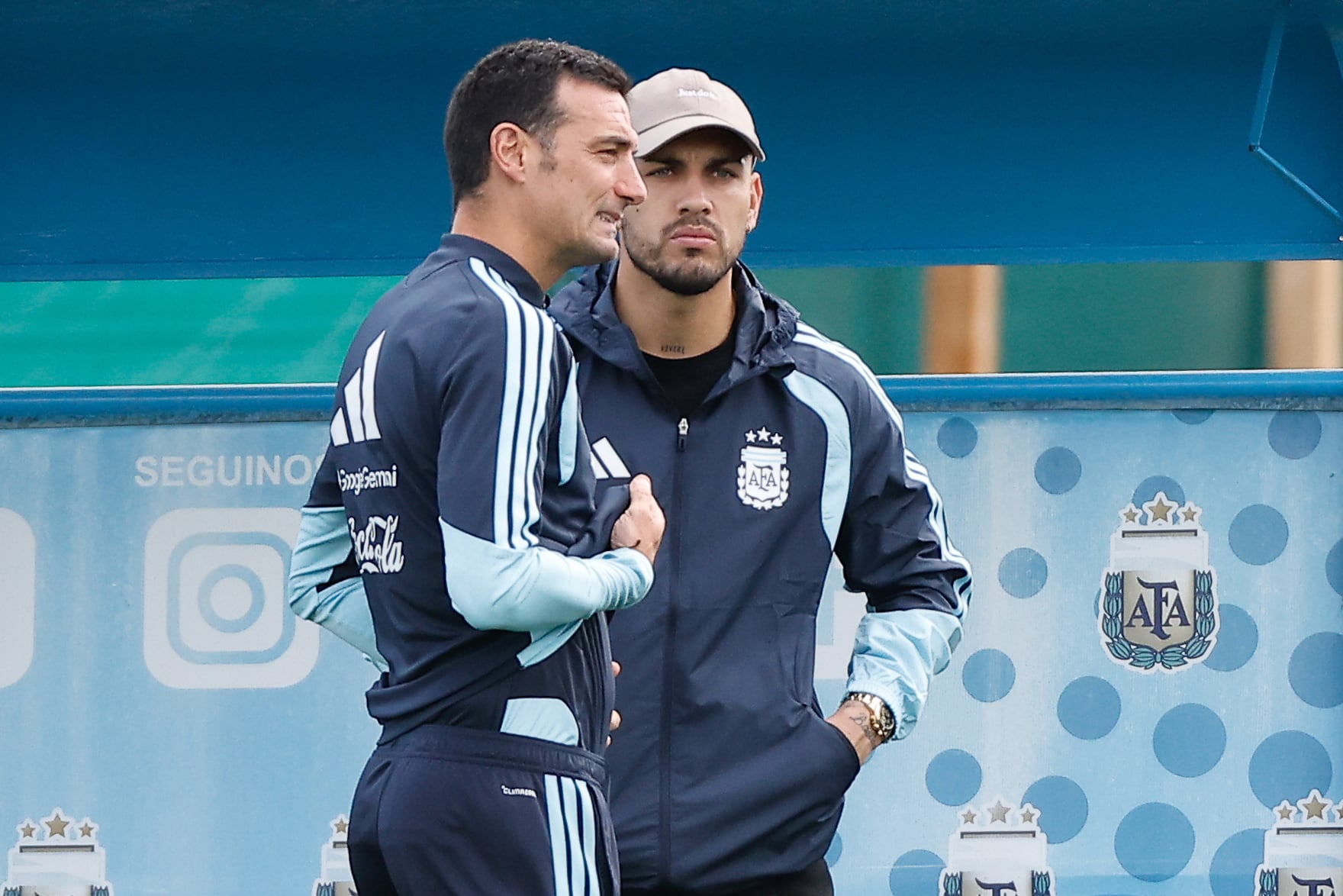 AMDEP3278. EZEIZA (ARGENTINA), 29/09/2026.- El seleccionador de Argentina, Lionel Scaloni (i), habla con el jugador Leandro Paredes durante un entrenamiento este martes, en Ezeiza (Argentina). El seleccionador de Argentina, Lionel Scaloni, anunció que el central Cristian 'Cuti' Romero tomará la banda de capitán de Lionel Messi durante el partido amistoso contra Bolivia, y que en el frente de ataque jugarán desde el pitido inicial Julián Alvarez y Lautaro Martínez. EFE/ Juan Ignacio Roncoroni