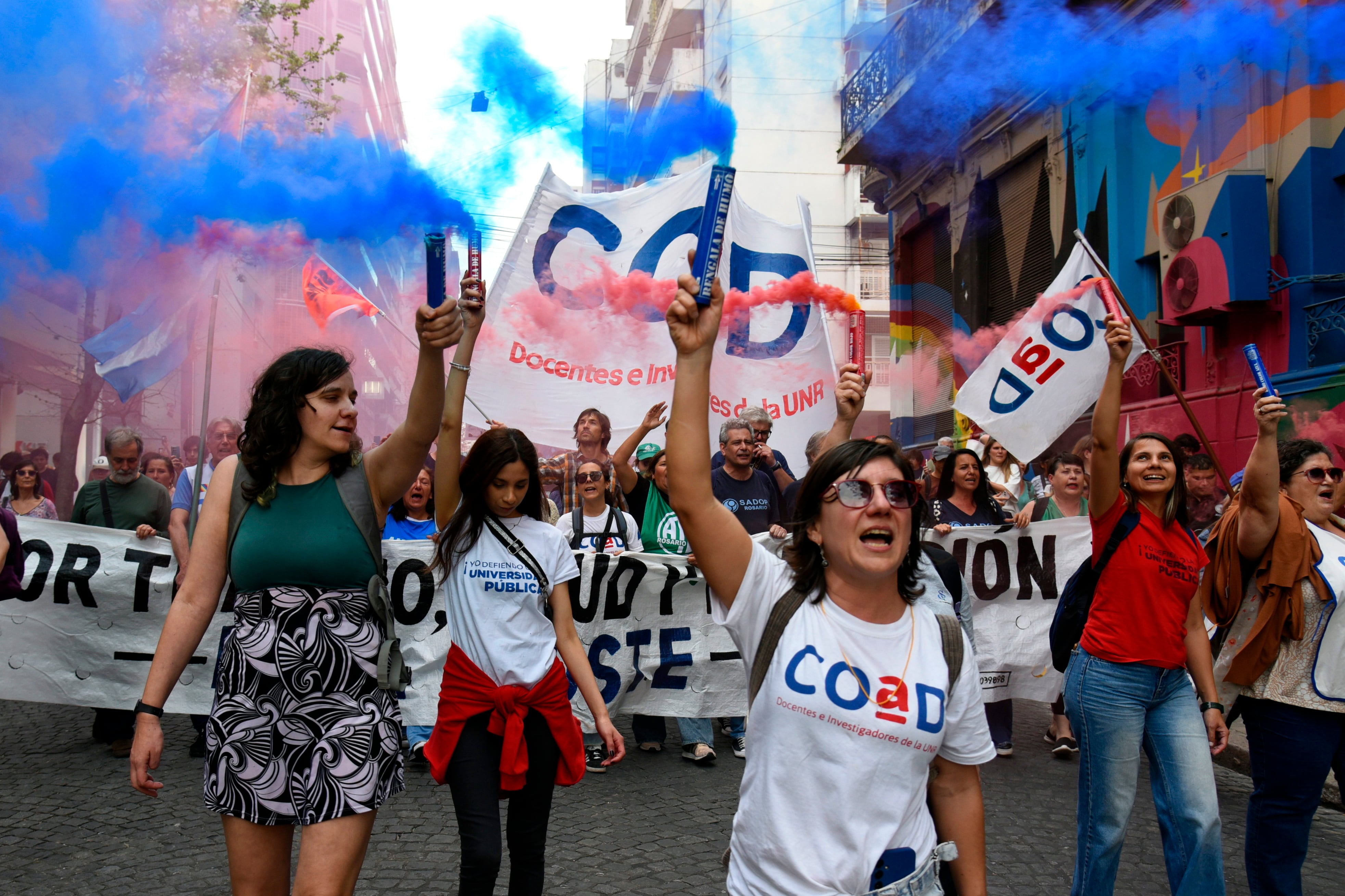 marcha federal universitaria en Rosario mientras la camara de diputados aprueba la insistencia de la ley de financiamiento educativo