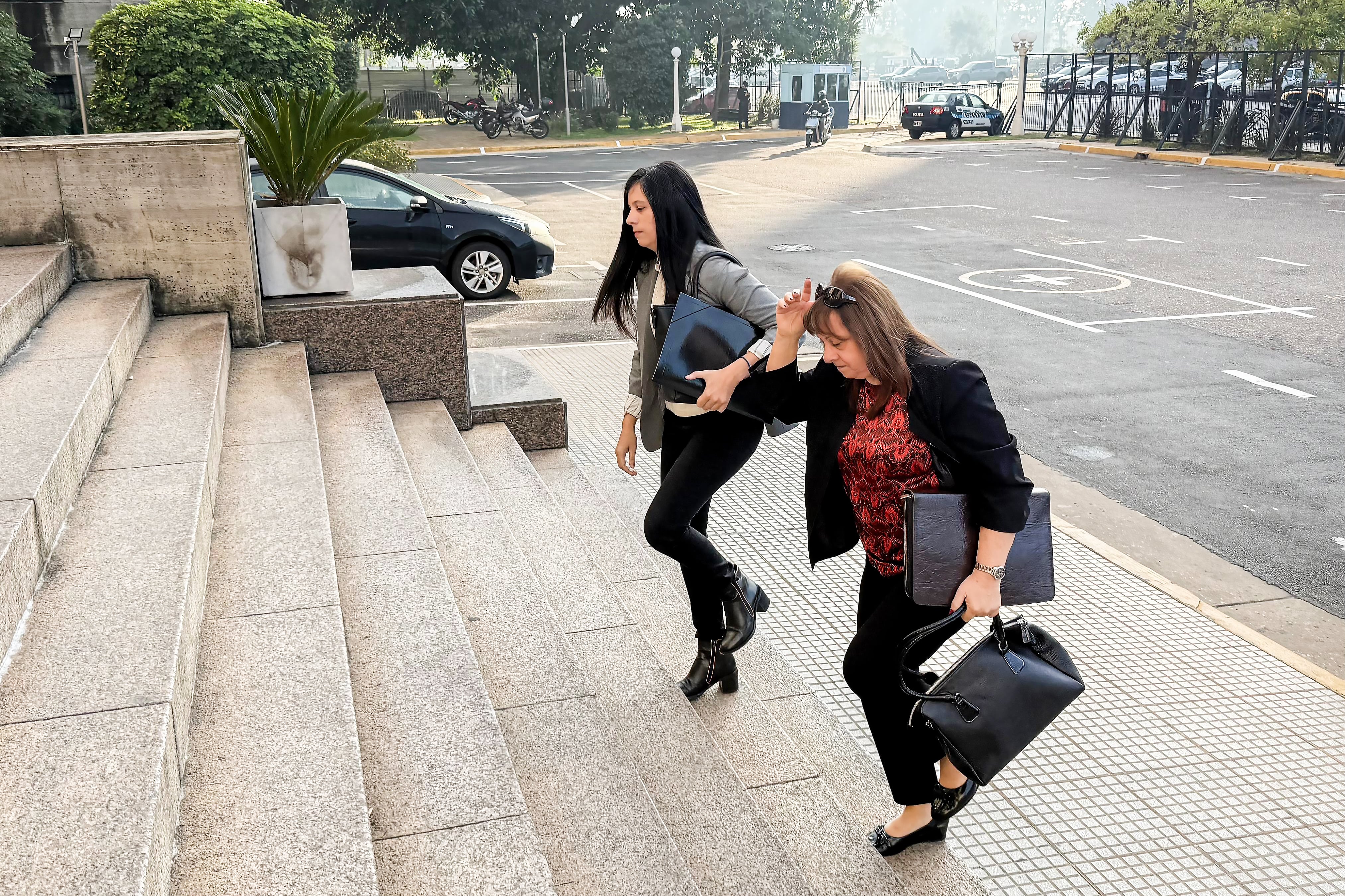 Graciela Molina de Cancio y Victoria Cancio, que prestaron declaración como testigos ante el fiscal federal Gerardo Pollicita, en el marco de la investigación por presunto enriquecimiento ilícito por parte de Adorni.