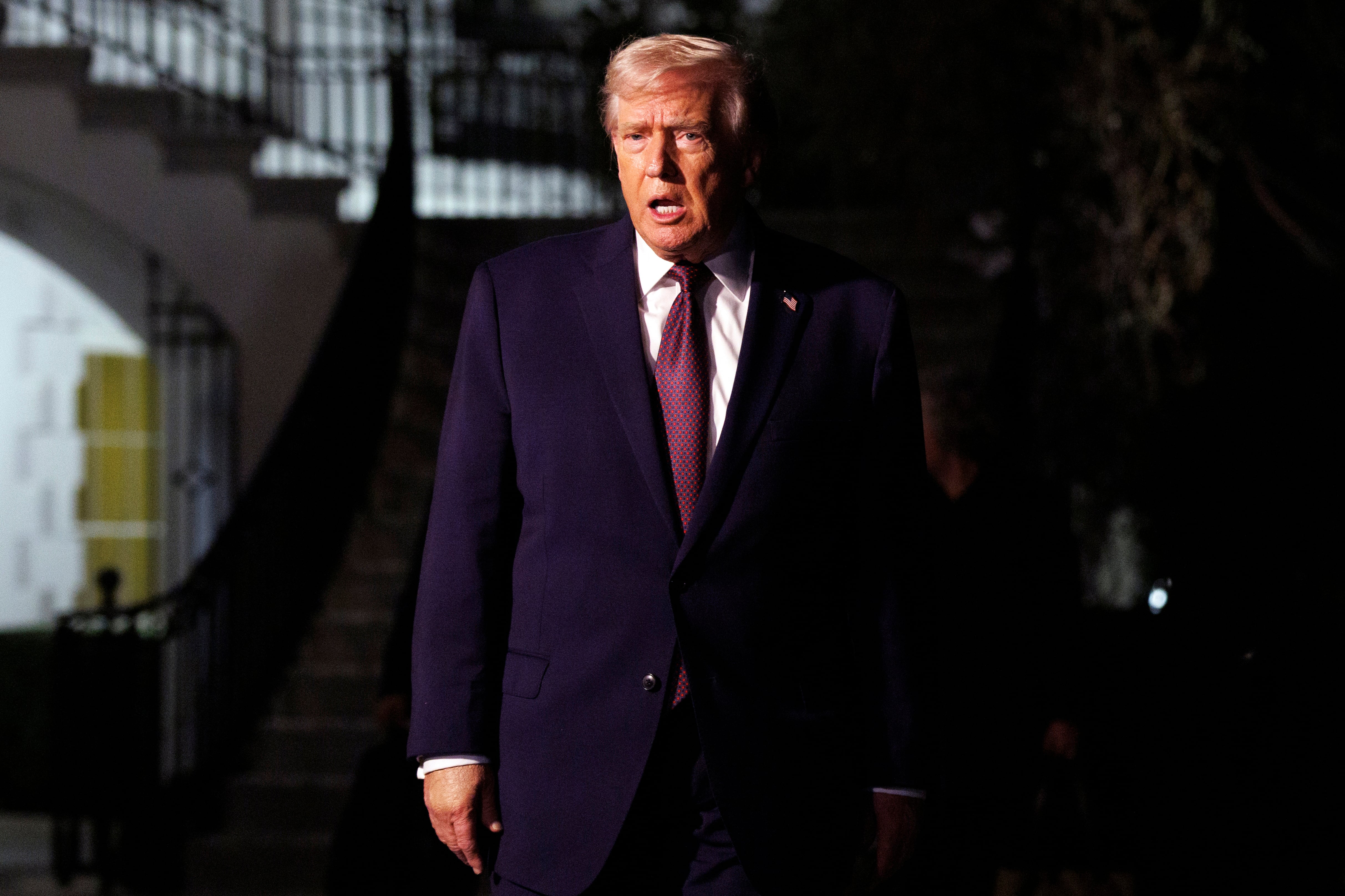 WASHINGTON (United States), 19/12/2025.- US President Donald Trump stops to speak to the media as he prepares to depart on Marine One from the South Lawn of the White House in Washington, DC, USA, 19 December 2025. EFE/EPA/WILL OLIVER / POOL