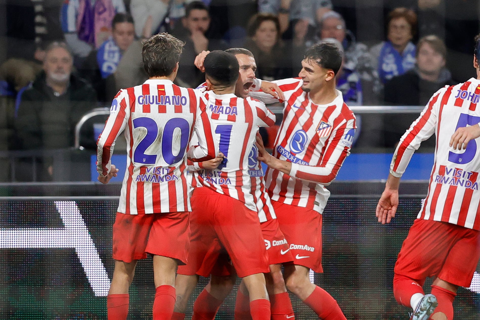 A CORUÑA , 13/01/2026.- El delantero del Atlético de Madrid Antoine Griezmann (c) celebra junto a sus compañeros tras marcar el 0-1 durante el partido de octavos de final de la Copa del Rey entre el Deportivo y el Atlético de Madrid, este martes en el estadio de Riazor. EFE/ Cabalar