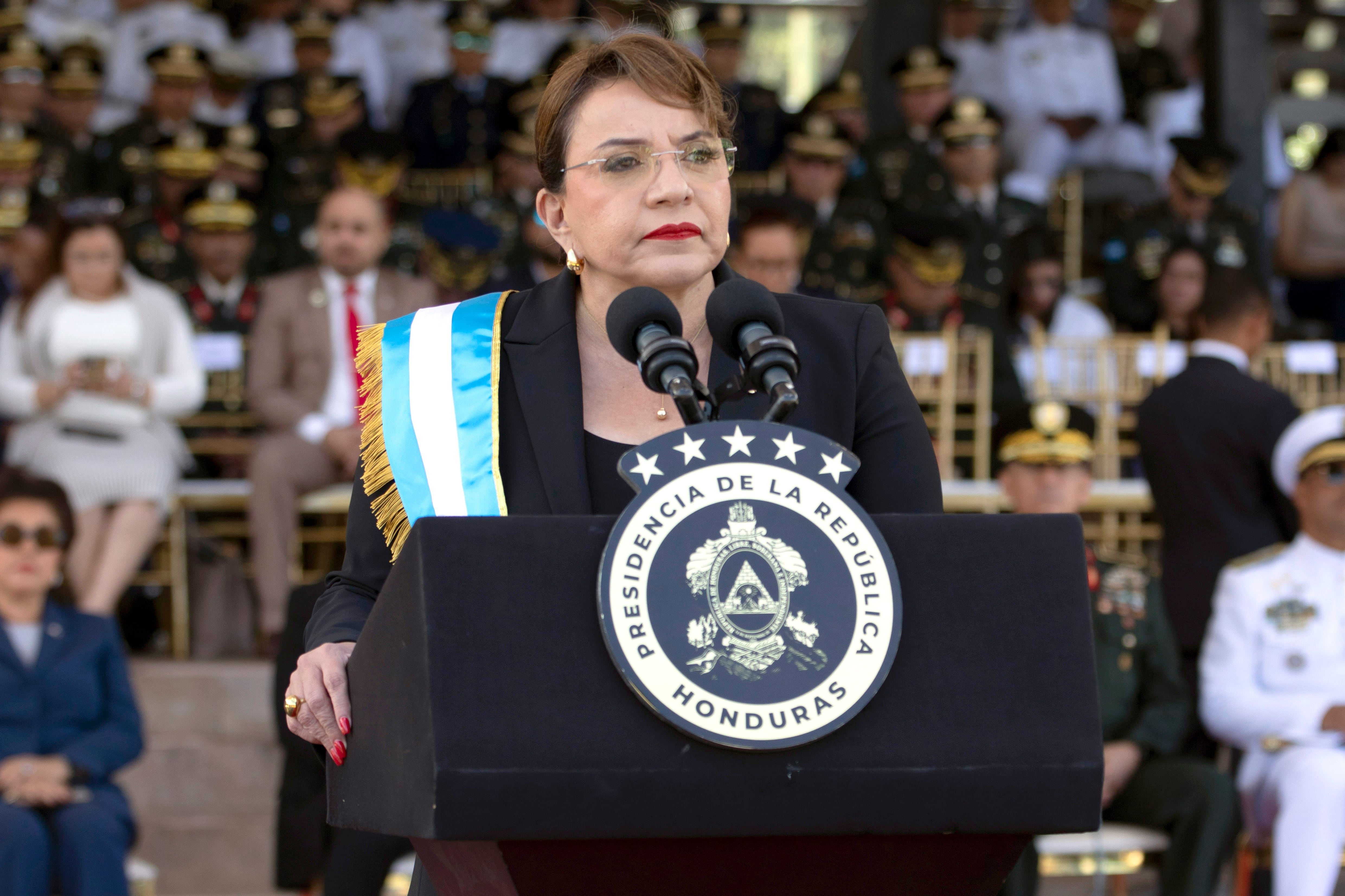 AME7505. TEGUCIGALPA (HONDURAS), 11/12/2025.- La presidenta de Honduras Xiomara Castro habla este jueves, durante la ceremonia de ascenso y condecoraciones de las Fuerzas Armadas de Honduras en el Campo Parada Marte al sur de Tegucigalpa (Honduras). Castro dijo que en su país no debe haber más golpes de Estado, ni fraudes, y reiteró que la "descarada injerencia" del presidente de Estados Unidos, Donald Trump, impidió "el libre sufragio" durante las elecciones generales del 30 de noviembre, cuyo escrutinio aún continúa en medio de denuncias de irregularidades. EFE/ STR