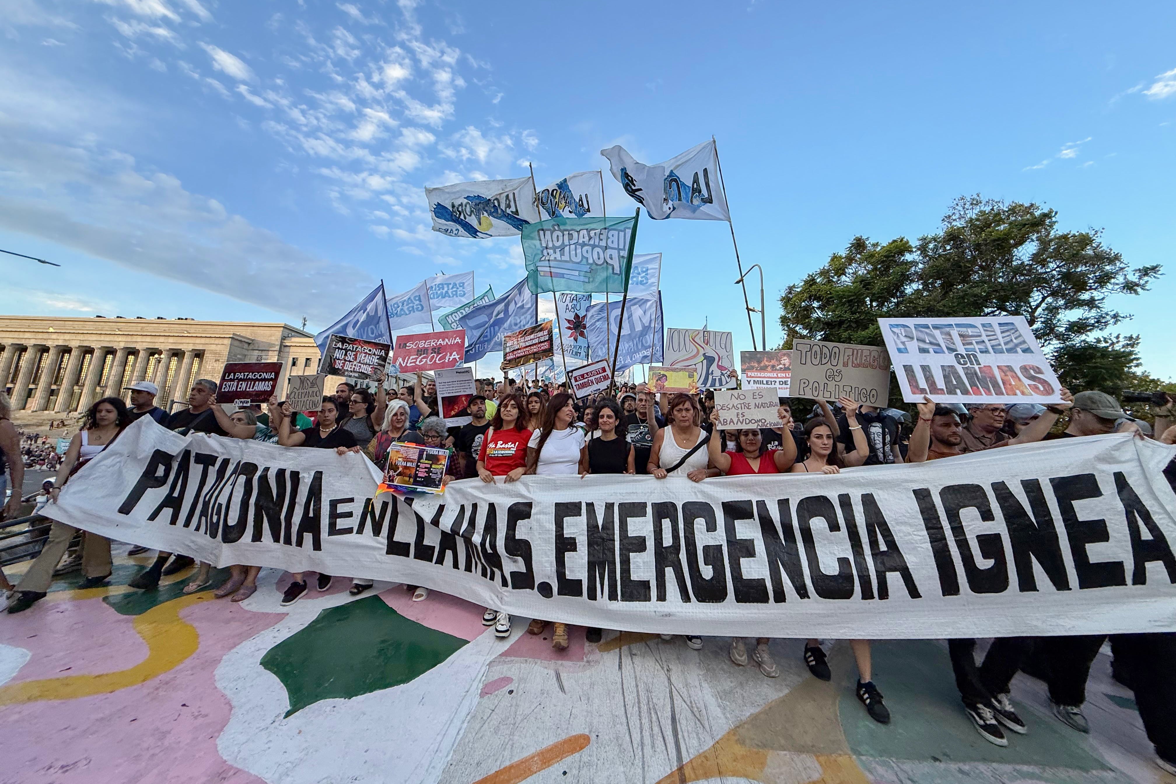 Marcha en protesta por la desatencion del gobierno a los incendios en patagonia