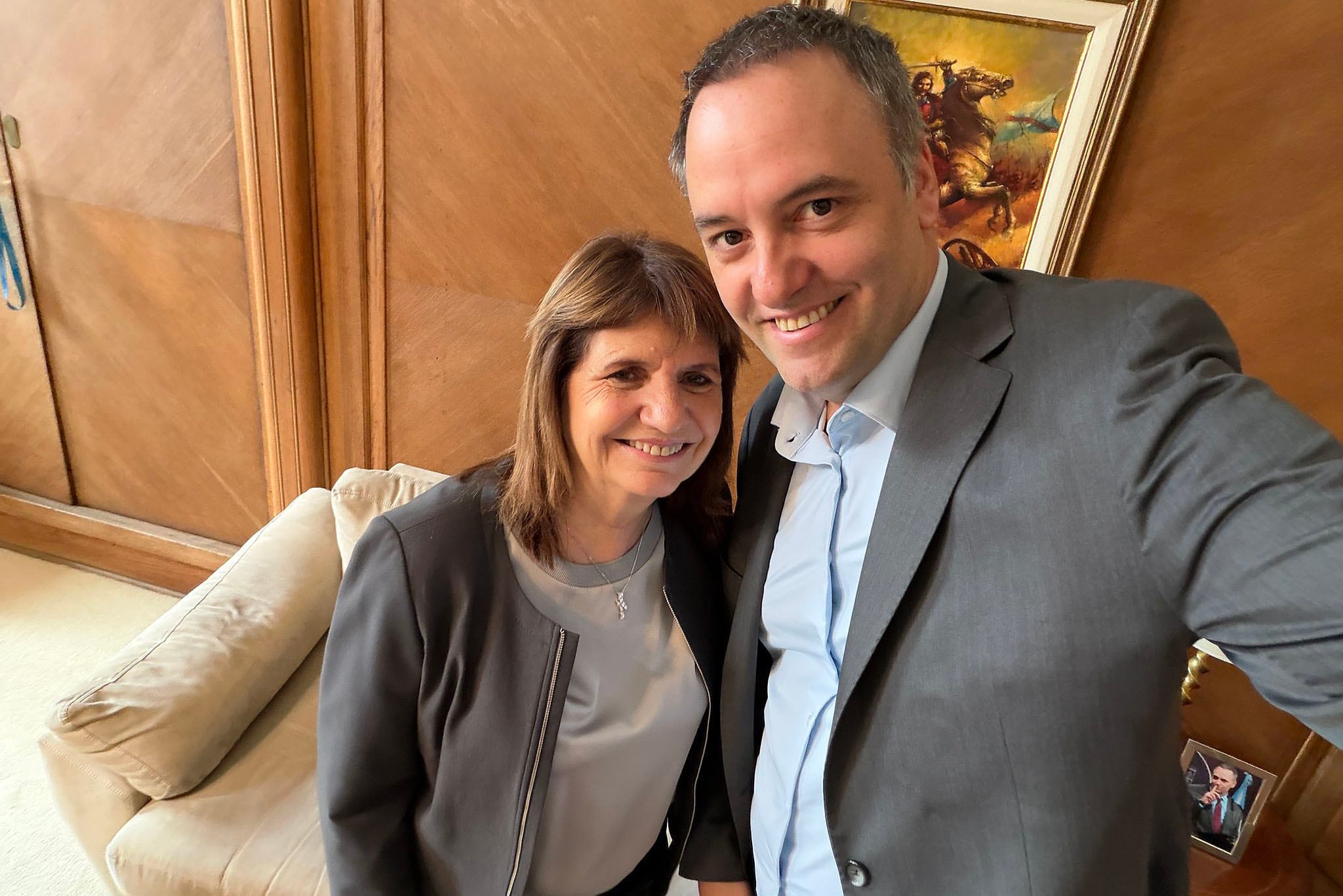 NOVIEMBRE 11: La ministra de Seguridad, Patricia Bullrich y el vocero presidencial, Manuel Adorni