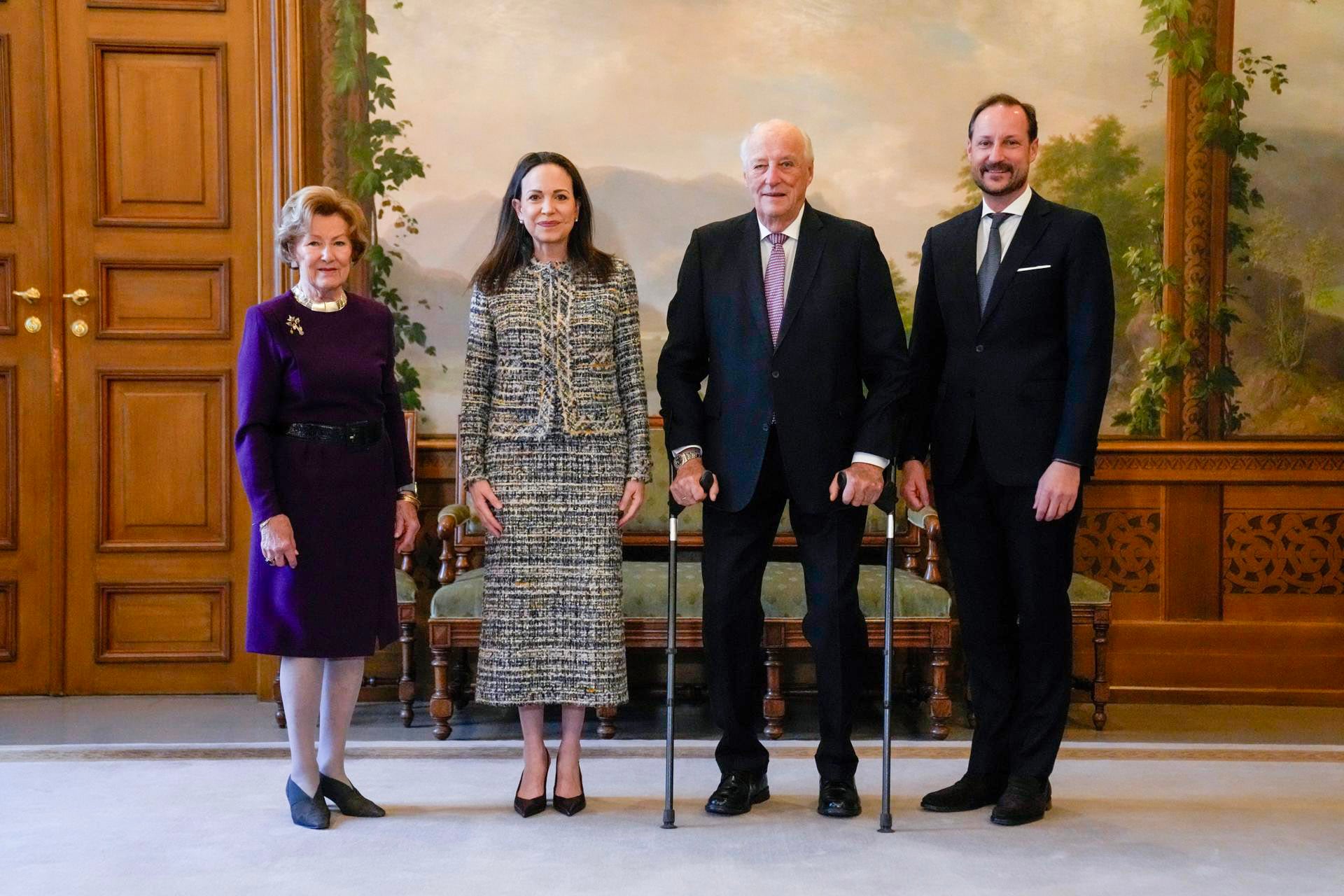 Oslo (Norway), 12/12/2025.- Norway's King Harald (2-R), Queen Sonja (L), and Crown Prince Haakon (R) receive Nobel Peace Prize laureate Maria Corina Machado (2-L) in audience at the Palace of Oslo, Norway, 12 December 2025. She received the Nobel Peace Prize 2025 for her tireless work promoting democratic rights for the people of Venezuela and for her struggle to achieve a just and peaceful transition from dictatorship to democracy. (Noruega) EFE/EPA/HEIKO JUNGE NORWAY OUT