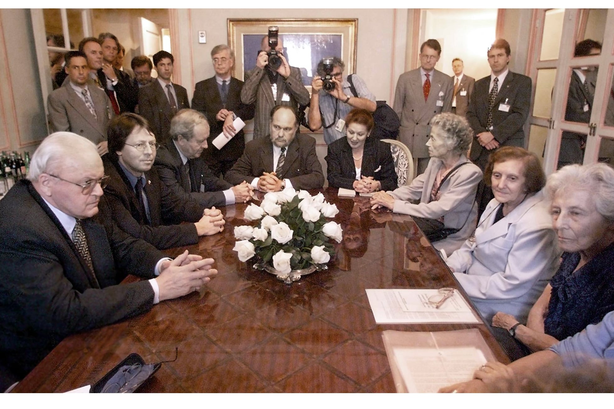 1999 presidente aleman Roman Herzog con familiares de desaparecidos en la dictadura