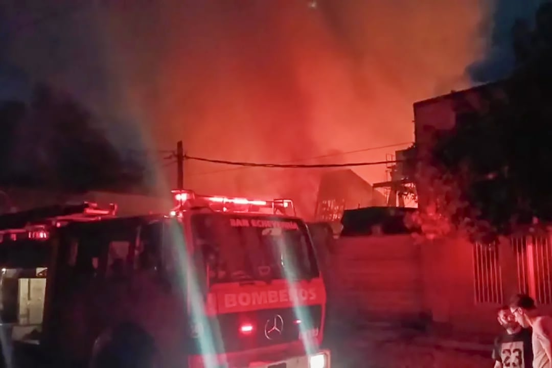 Voraz incendio destruyó una fábrica en Luis Guillón y movilizó a ocho dotaciones de bomberos