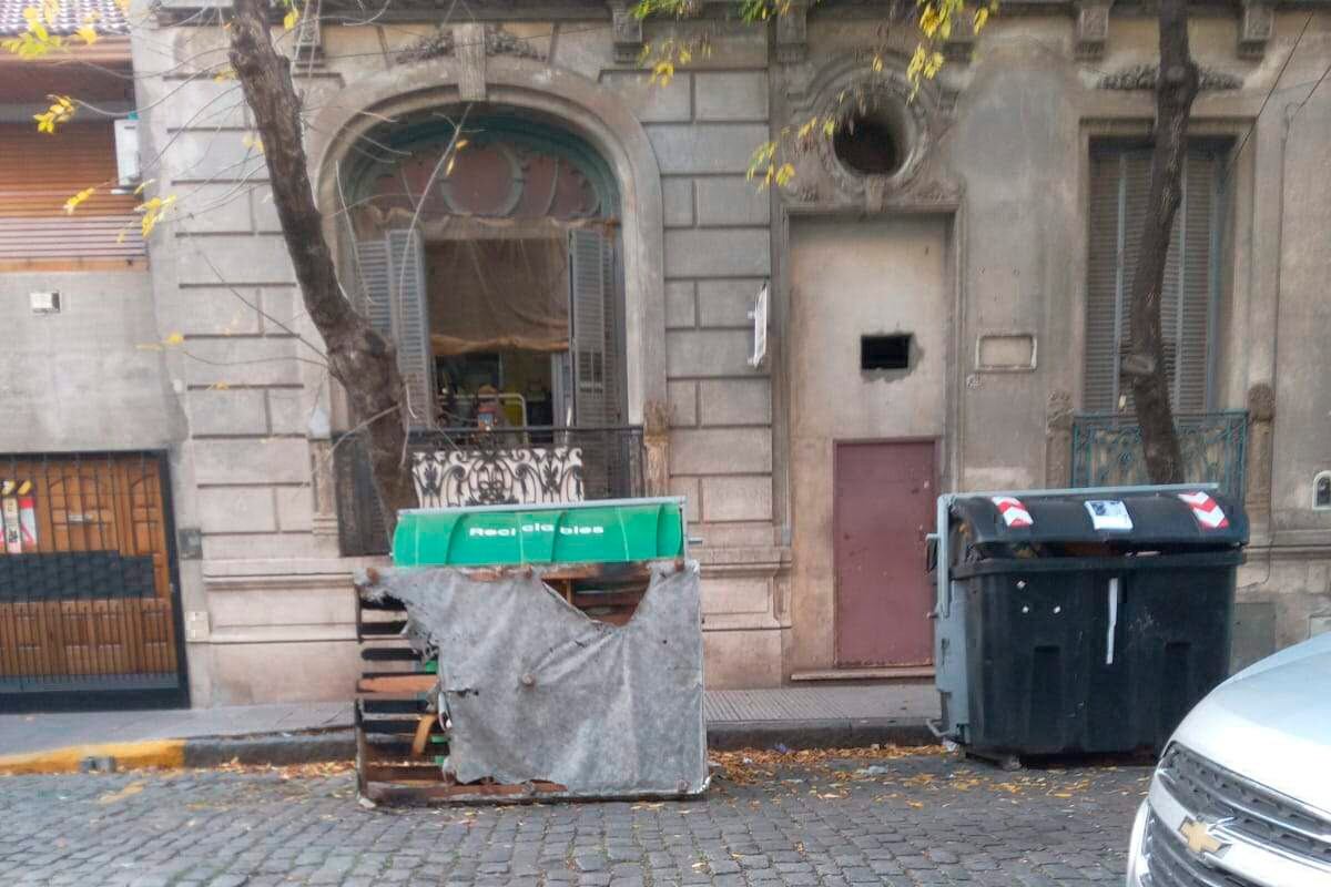Organizaciones feministas denuncian que las pertenencias de las mujeres fueron arrojadas a la calle aunque son preuba pericial.