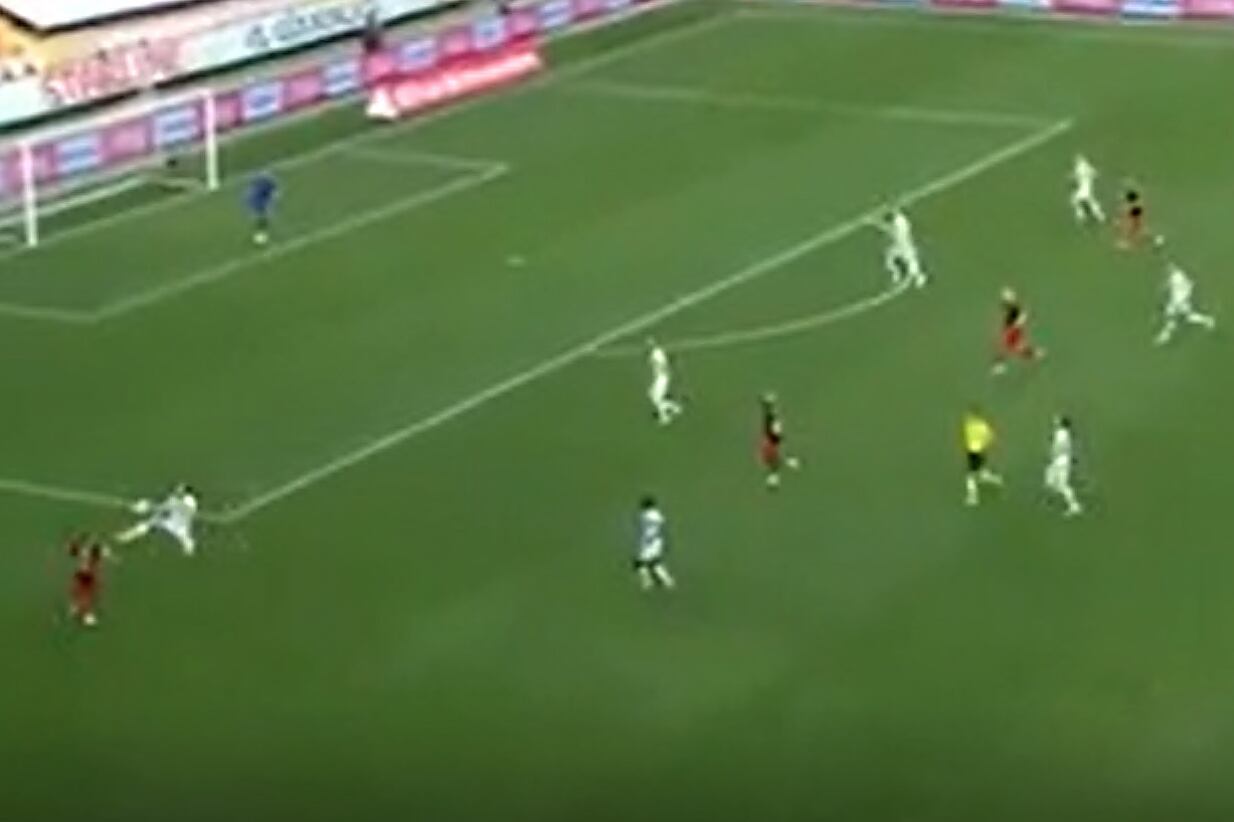 El momento de la patada por la cual el partido será recordado.