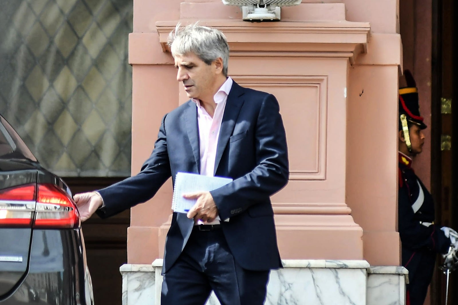 El ministro de Economía, Luis Caputo, entiende mucho de bicicletas financieras y poco de planes de estabilización macroeconómicos.