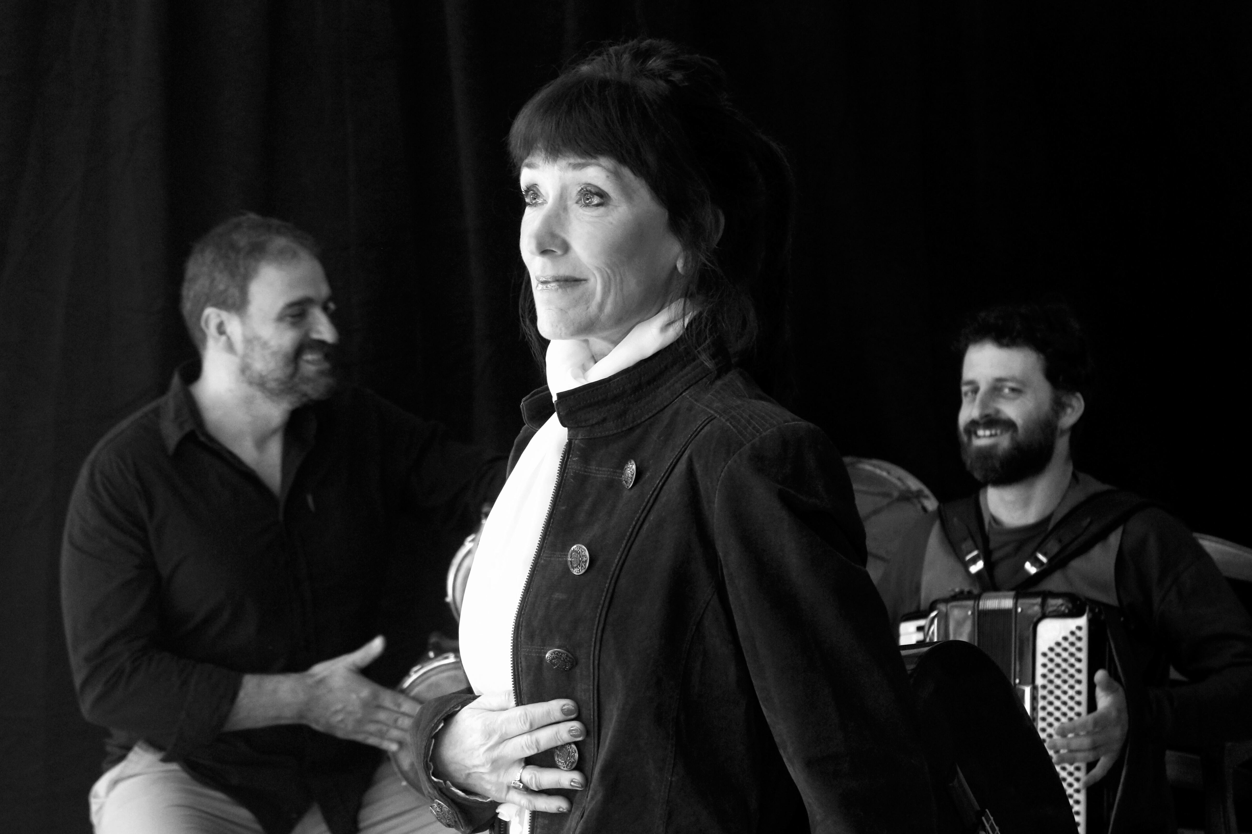 Bayala junto a Andrés Bustos en percusión y Pedro Bragán en piano y acordeón.