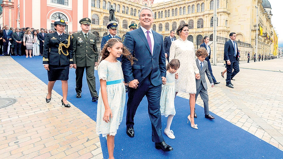 El nuevo presidente de Colombia, Iván Duque, acompañado de la primera dama, María Juliana Ruiz, y de sus hijos, Luciana, Eloísa y Matías.