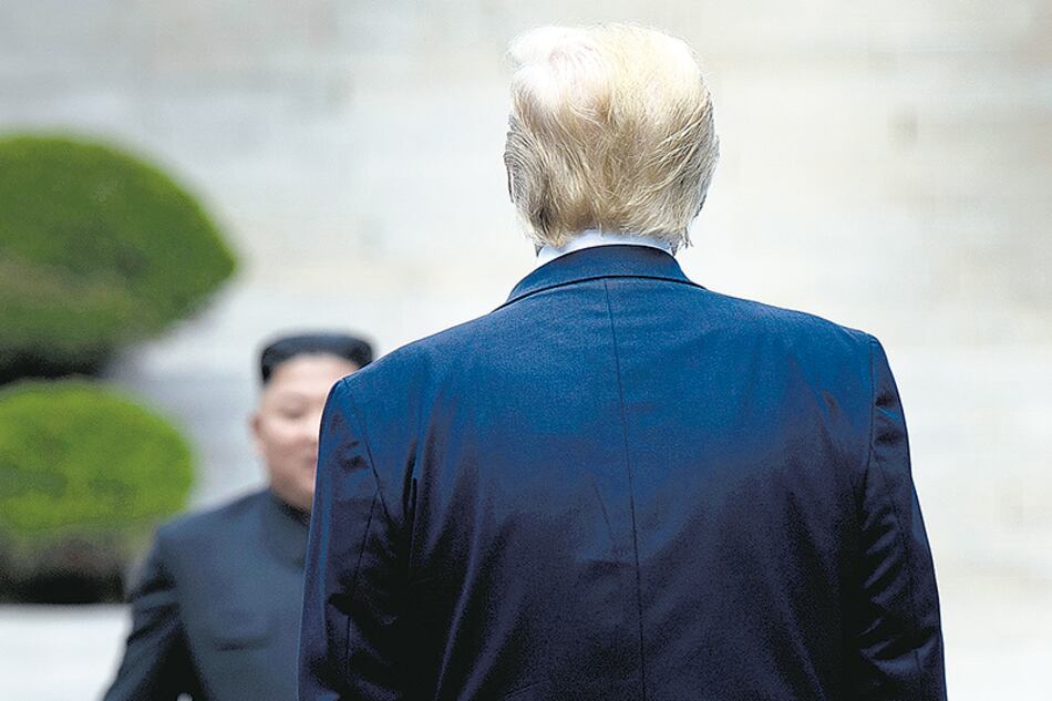 Kim y Trump, cara a cara en el límite de la zona desmilitarizada entre las dos Coreas.