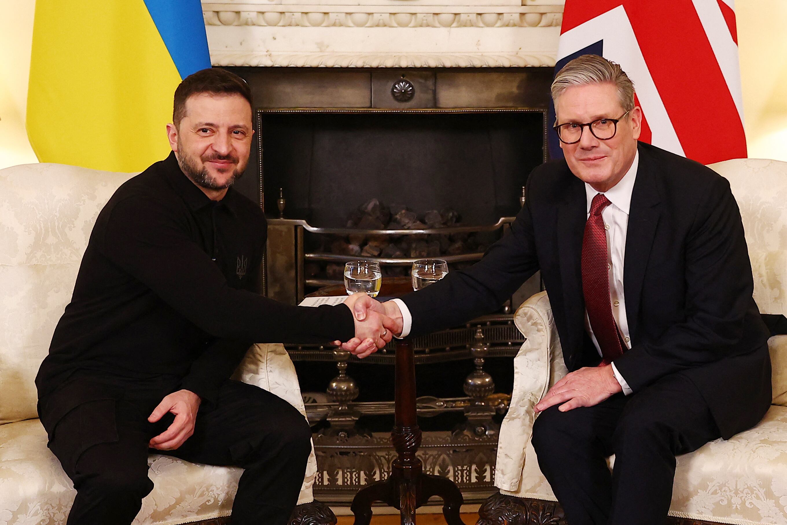 Zelenski saluda a Starmer en Londres.