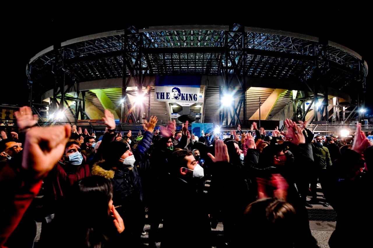 Simpatizantes de Maradona rodean el estadio que llevará su nombre.