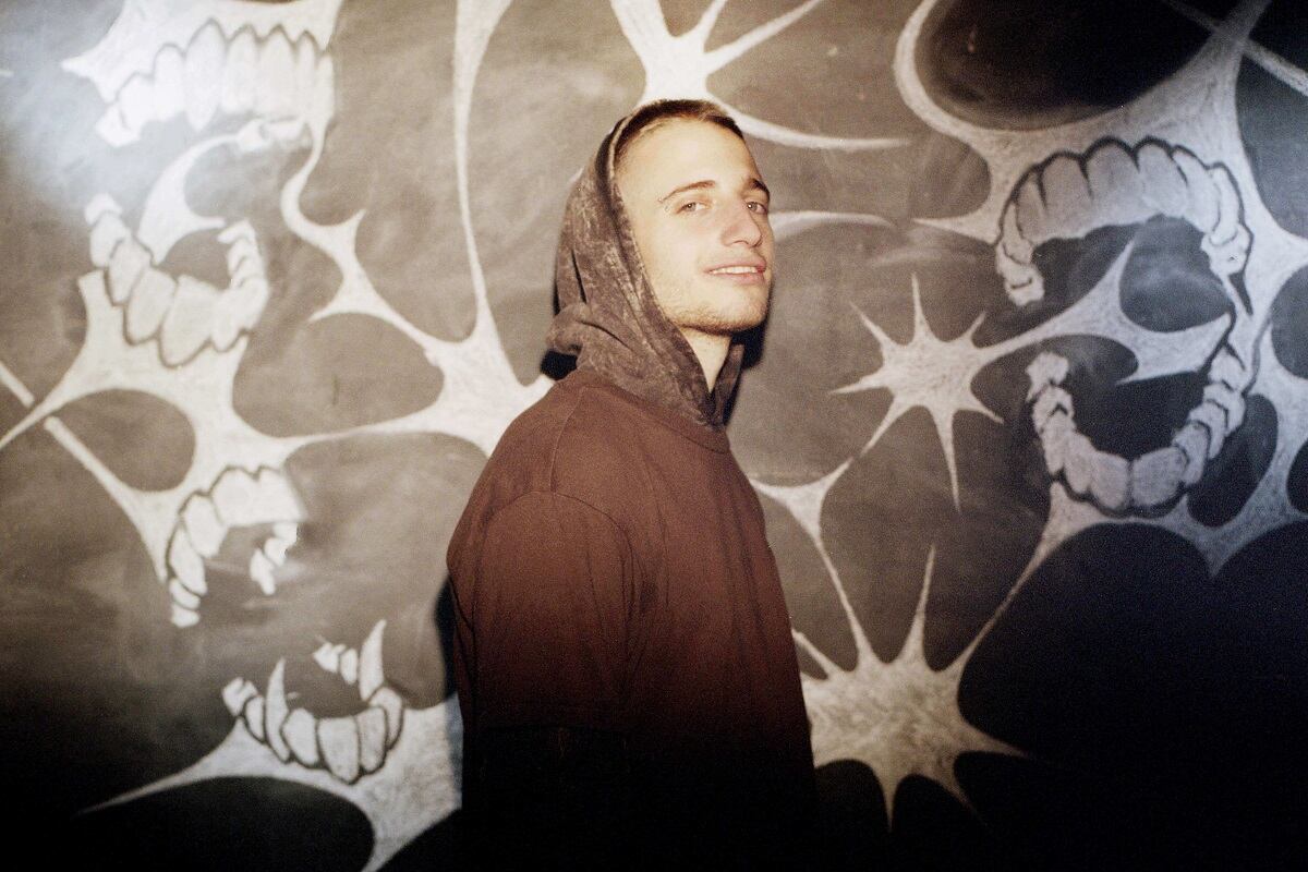 Cruces con Nicki Nicole, Ricardo Mollo y CA7RIEL, más varios clips y concept arts acompañan Oscuro éxtasis, lo nuevo de Wos