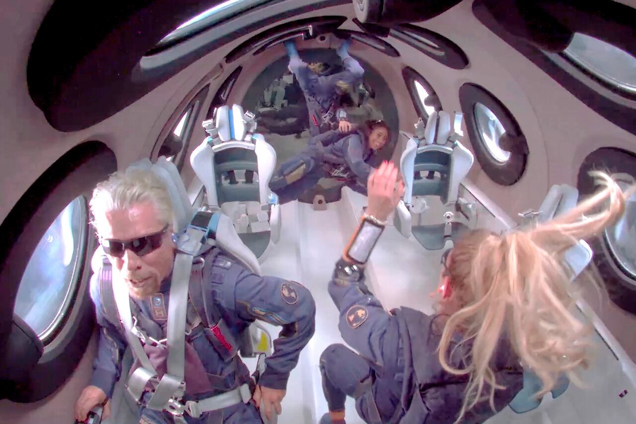 Branson pasó unos minutos en el espacio.