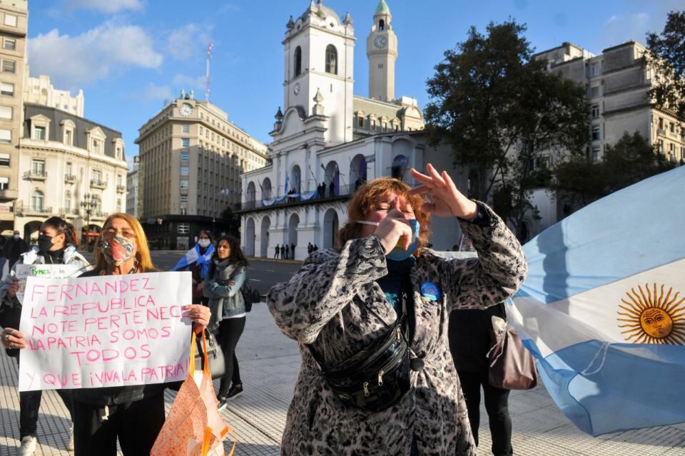 Marcha contra la cuarentena en Plaza de Mayo.