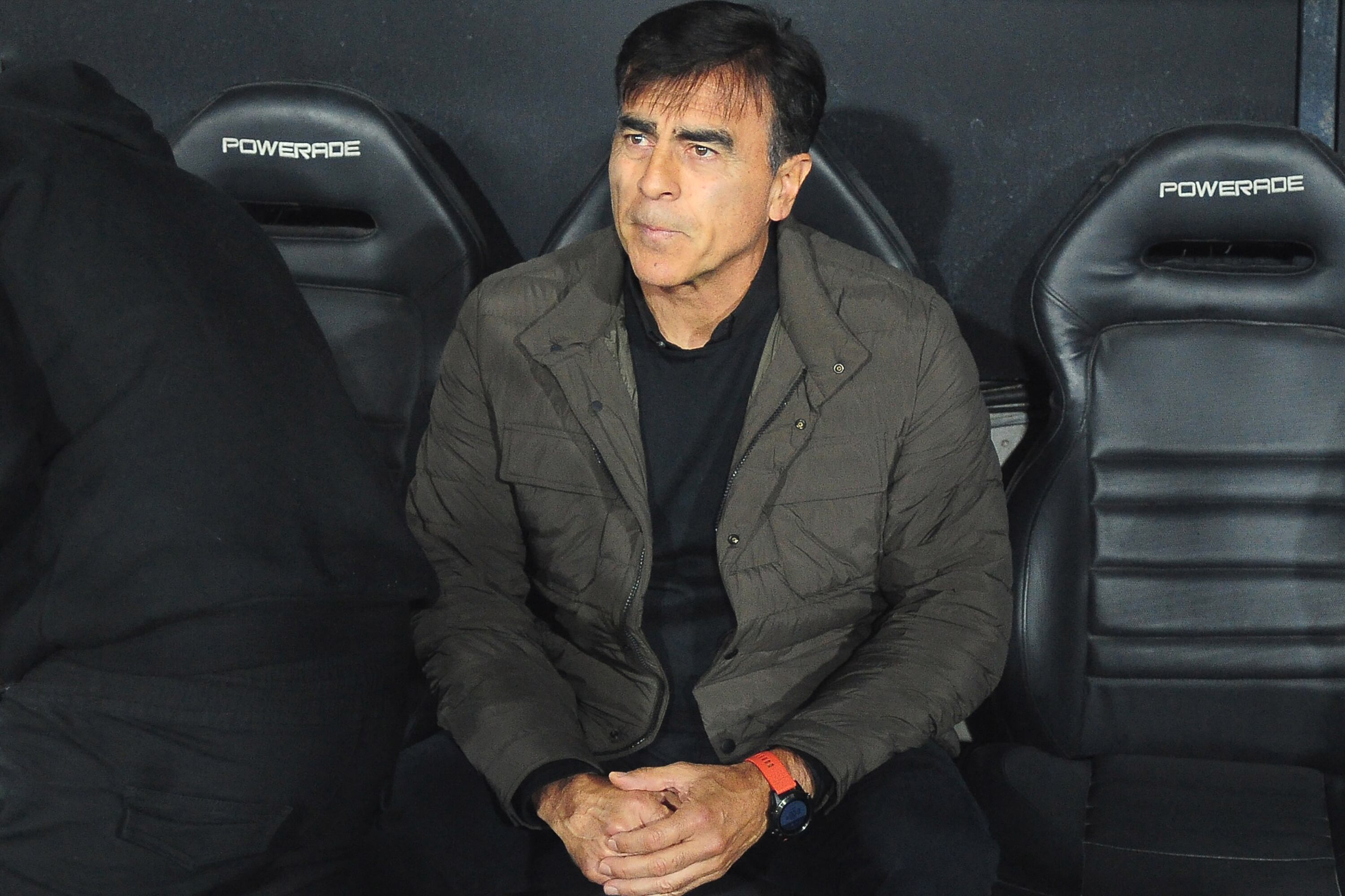 El técnico Gustavo Quinteros dirigiendo a Vélez