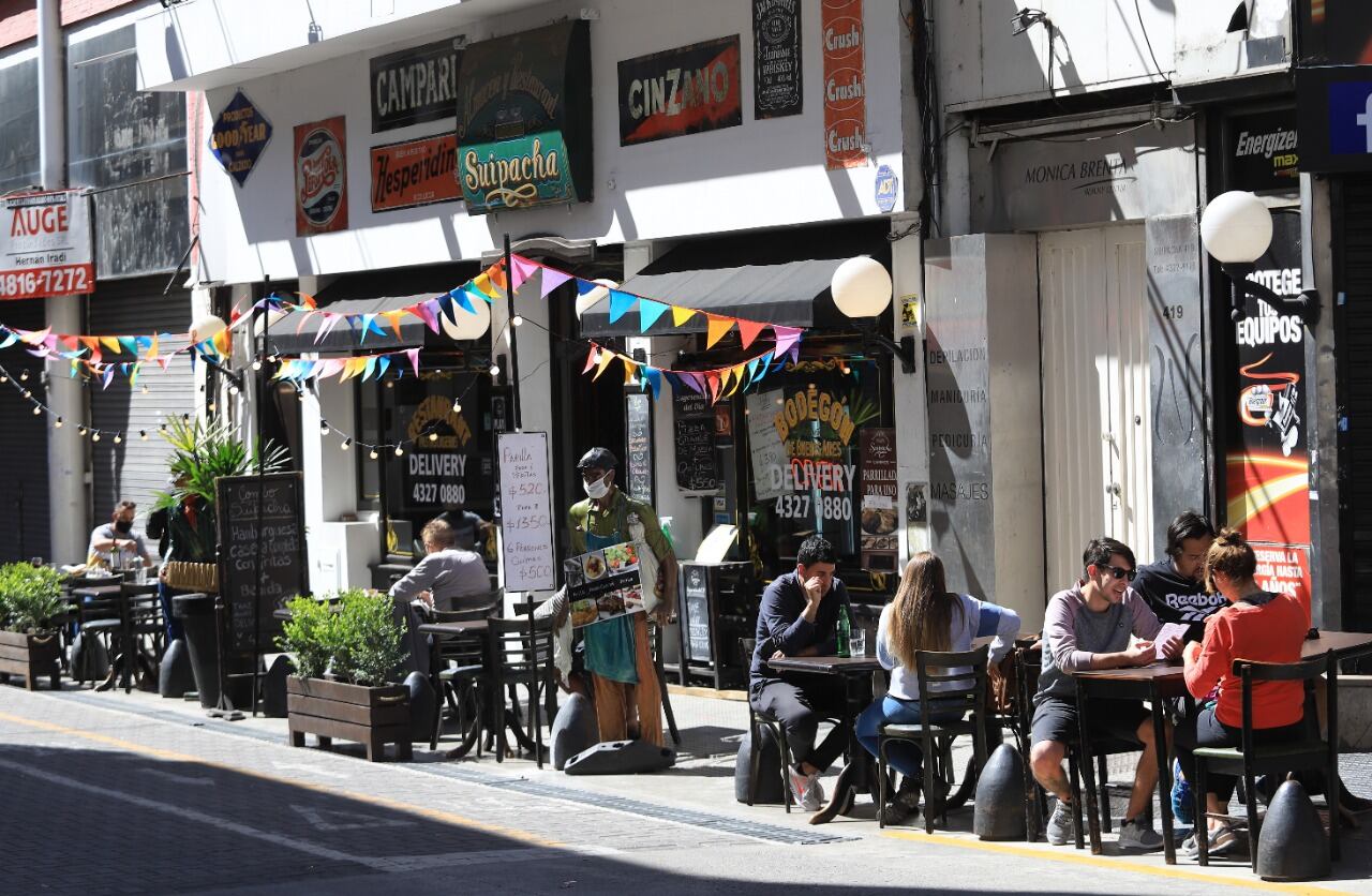 Los bares y restaurantes podrán atender clientes en sus patios o terrazas.