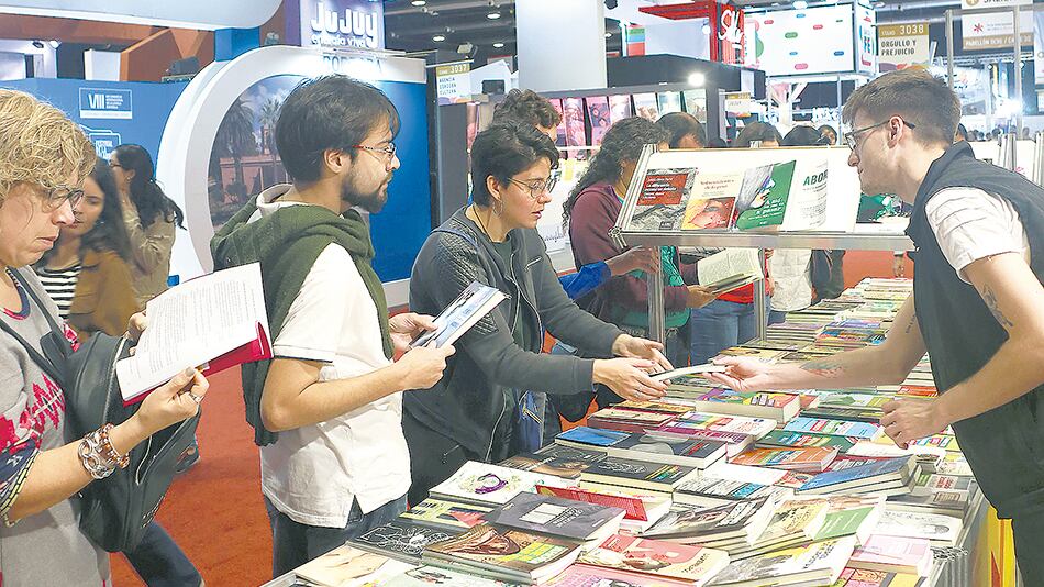 Los lectores que revuelven en los stands encuentran algunas buenas ofertas.