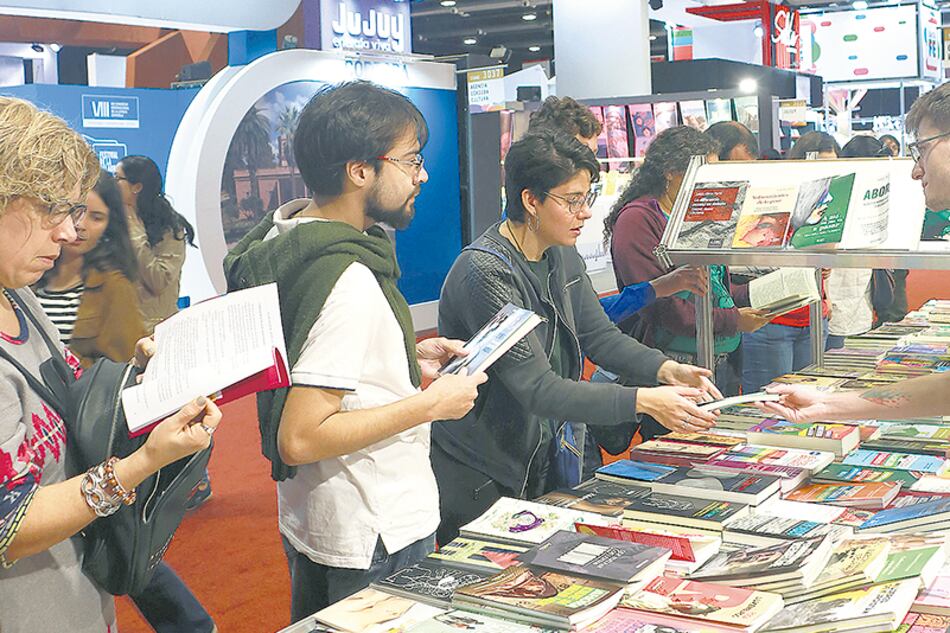 Los lectores que revuelven en los stands encuentran algunas buenas ofertas.