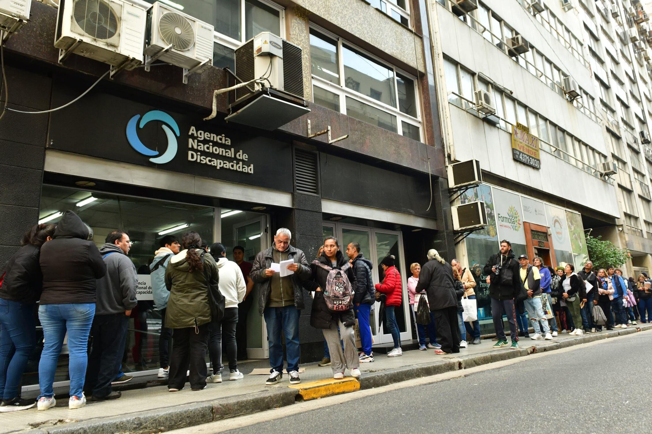 Centenares de personas llegan a diario a la Andis preguntando por su pensión.