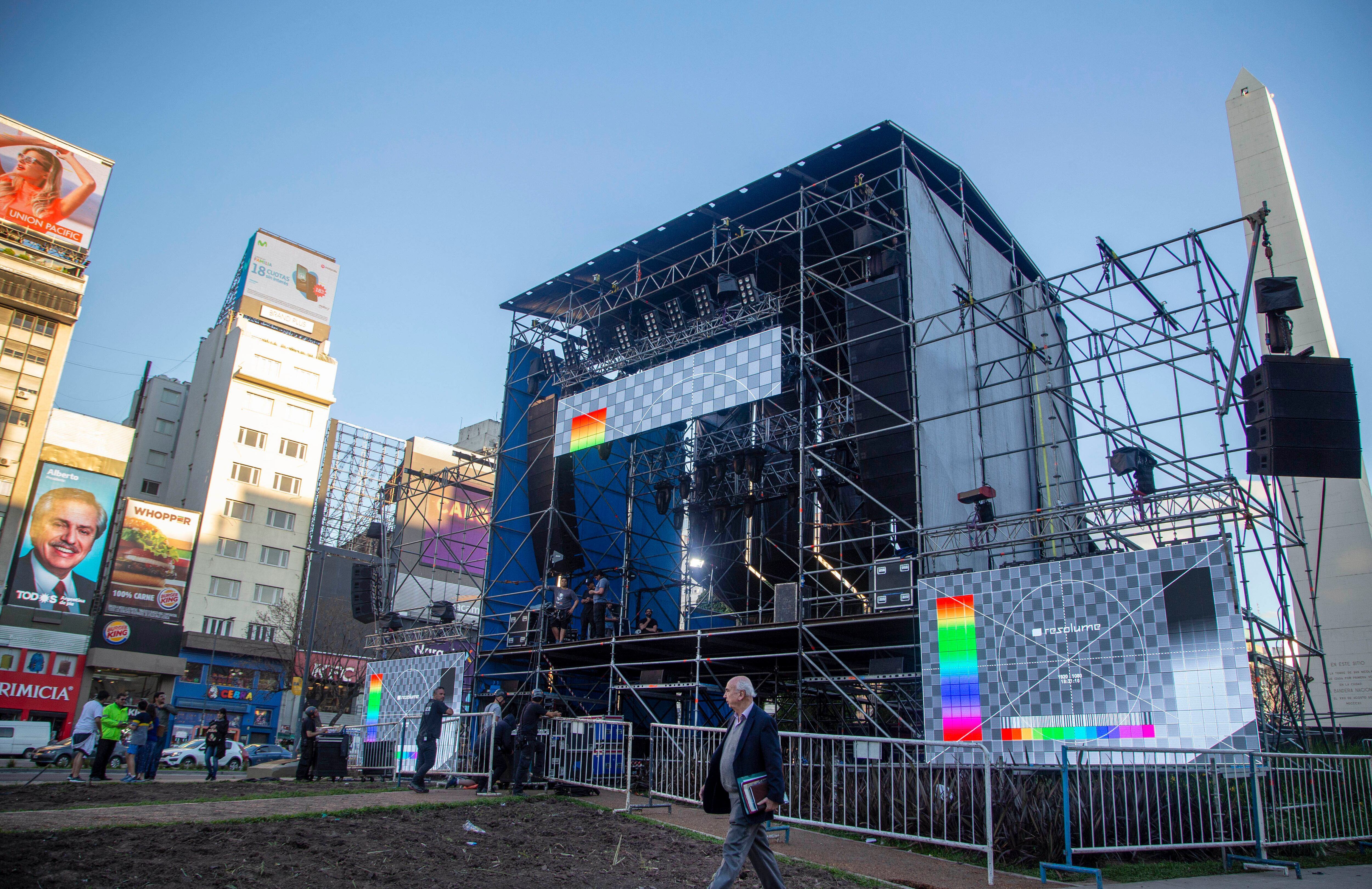 El escenario montado a metros del Obelisco en dirección a Libertador.
