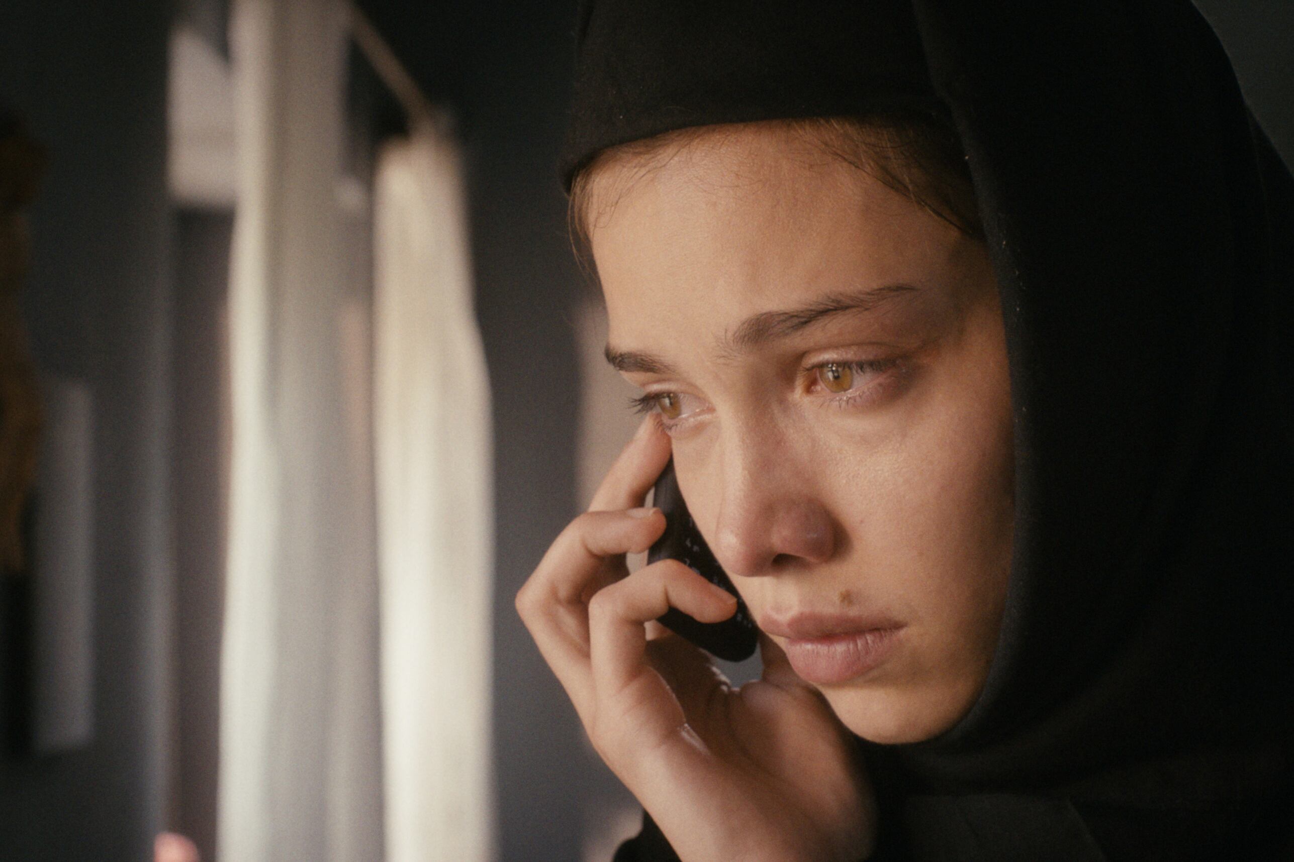 Milagro comienza describiendo un día en la vida de una joven novicia.