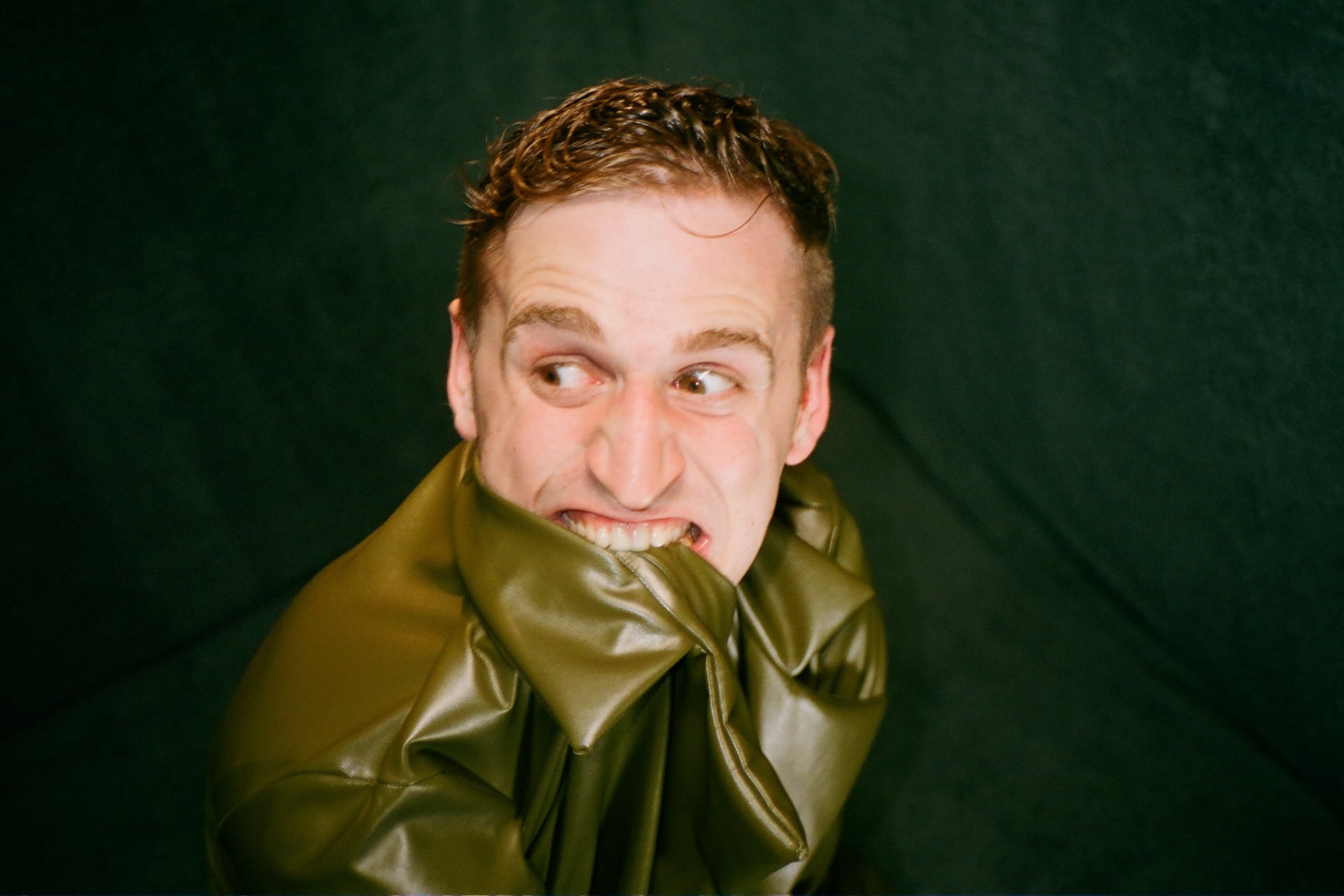 "¿Qué hice yo cuando se pudrió todo? Como no puedo buscar la vacuna, decidí hacer un disco", dice el músico de 26 años.