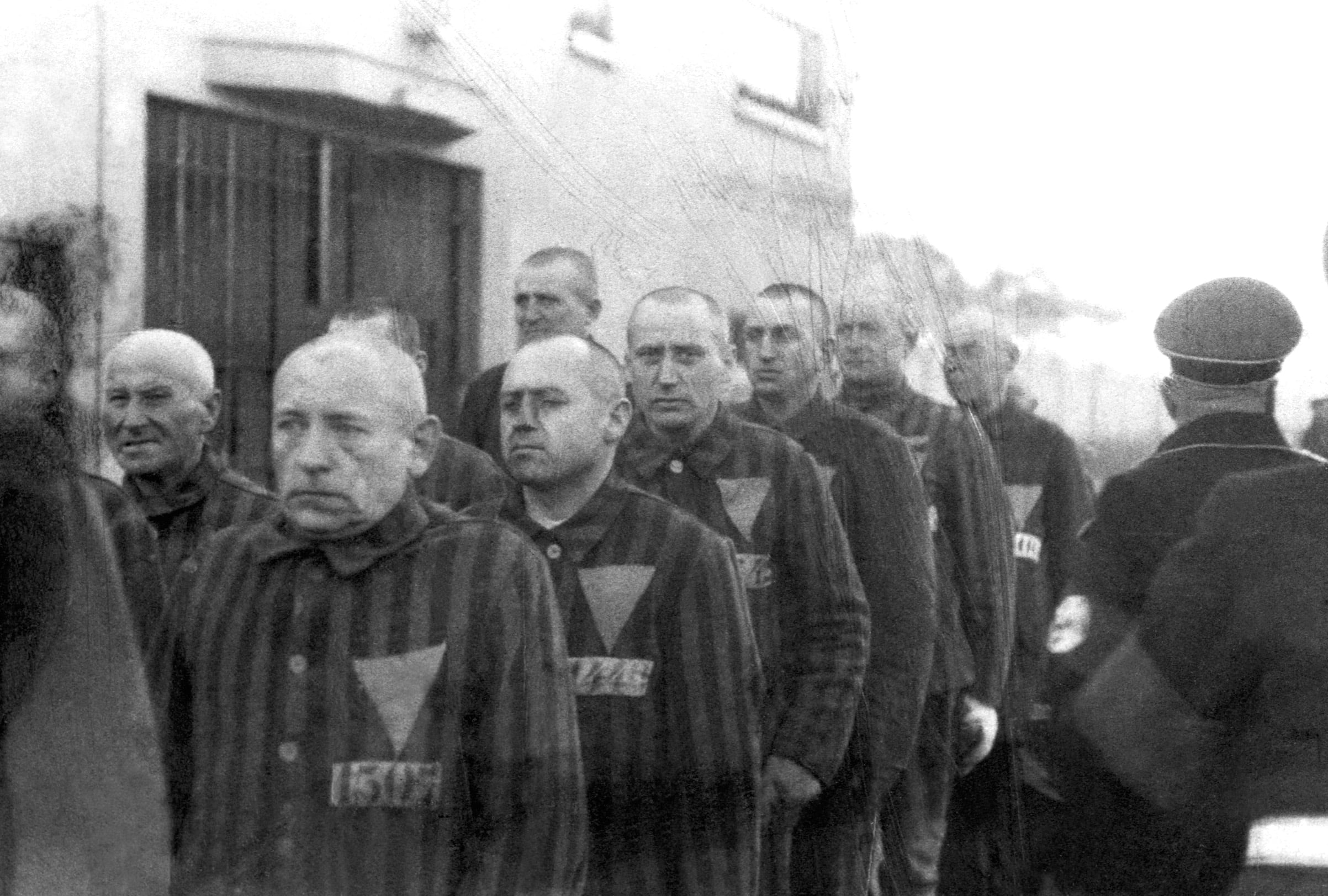 El triángulo rosa "marcaba" a los gays dentro de los campos de concentración y los convertía en el escalafón más bajo de los prisioneros 
