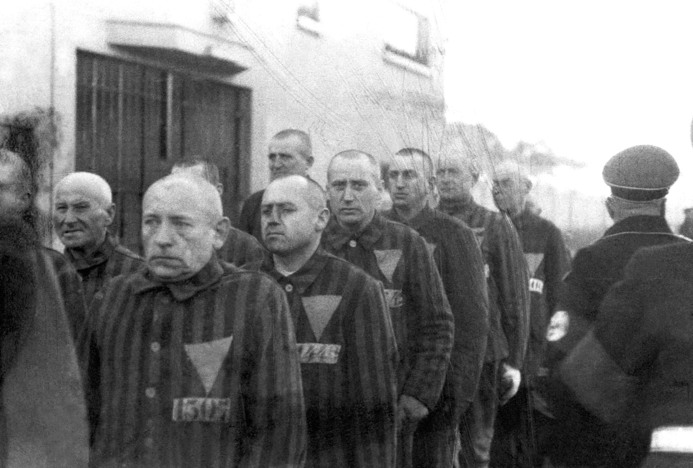 El triángulo rosa "marcaba" a los gays dentro de los campos de concentración y los convertía en el escalafón más bajo de los prisioneros 